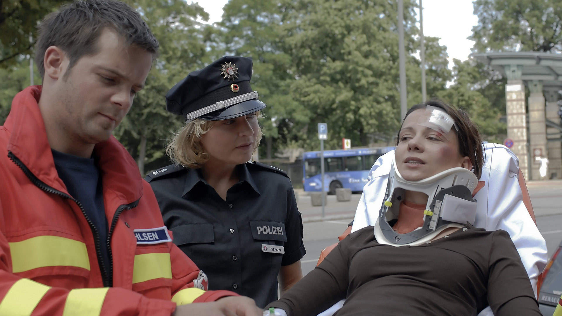 "Notruf Hafenkante - Jackpot": Rettungssanitäter Malte (André Willmund) und Polizistin Melanie (Sanna Englund) versorgen die verletzte Kerstin Metz (Tamara Simunovic), die auf einer Liege liegt.