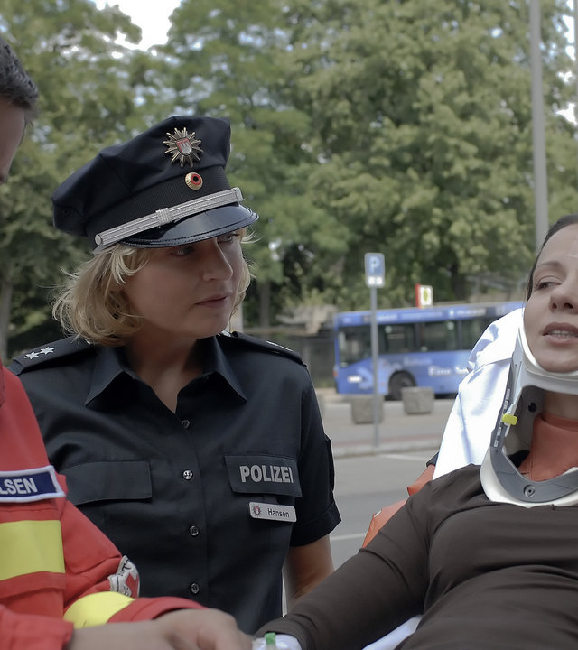 "Notruf Hafenkante - Jackpot": Rettungssanitäter Malte (André Willmund) und Polizistin Melanie (Sanna Englund) versorgen die verletzte Kerstin Metz (Tamara Simunovic), die auf einer Liege liegt.