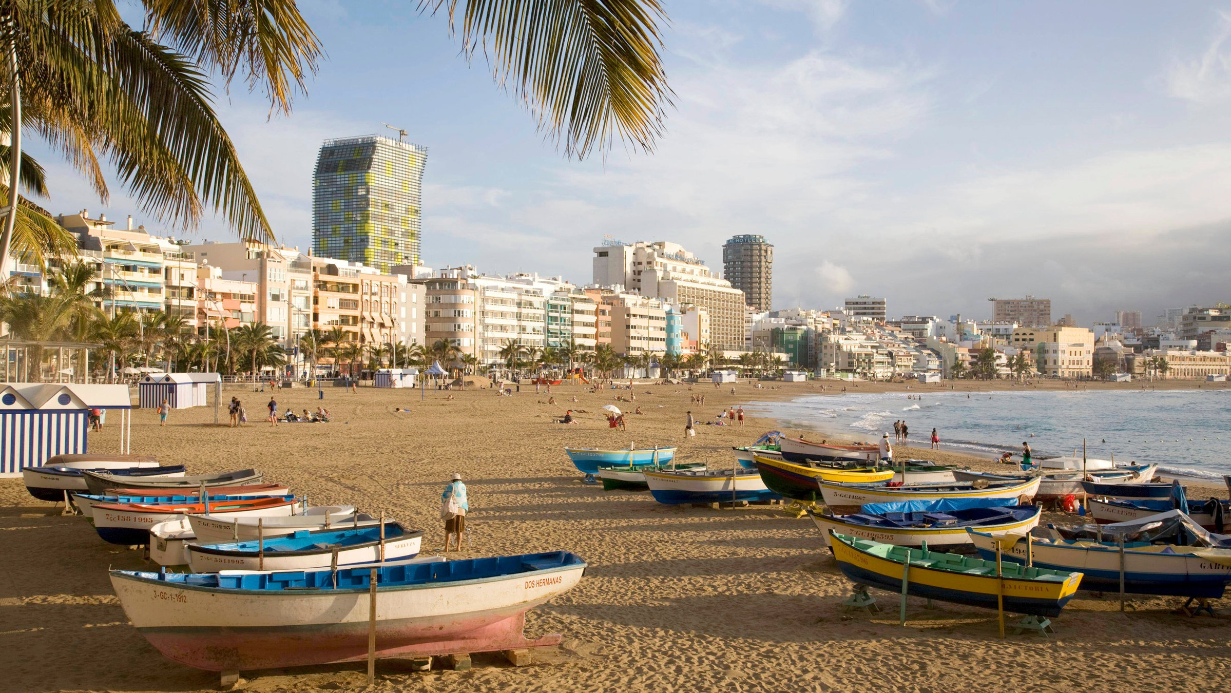 "Gran Canaria und seine verborgenen Schätze": Las Palmas de Gran Canaria, Gran Canaria, Spanien - Bunte Fischerboote in der Abendsonne am Stadtstrand Playa de las Canteras der Hauptstadt Las Palmas de Gran Canaria der Insel Gran Canaria auf den kanarischen Inseln.