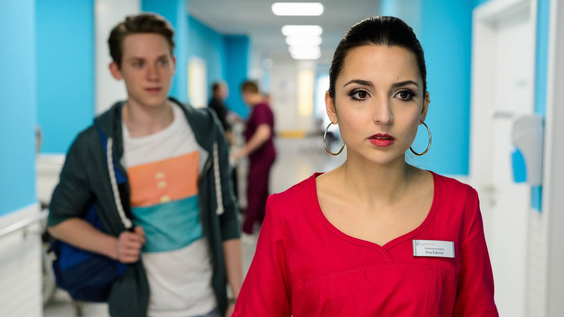 "Bettys Diagnose - Gebrochene Herzen": Yannick Weiss (Alvar Goetze) läuft Ava Edemir (Rona Özkan) auf dem Krankenhausflur hinterher.