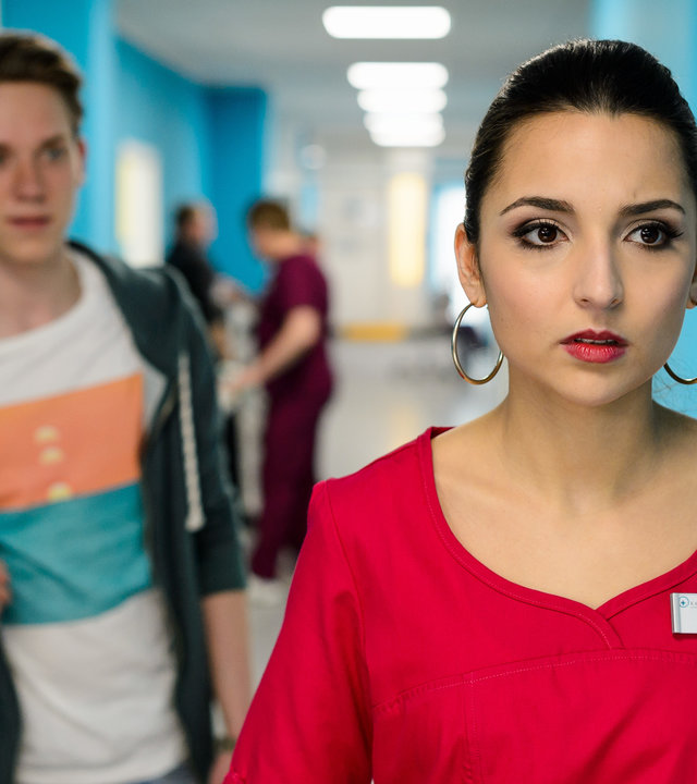 "Bettys Diagnose - Gebrochene Herzen": Yannick Weiss (Alvar Goetze) läuft Ava Edemir (Rona Özkan) auf dem Krankenhausflur hinterher.