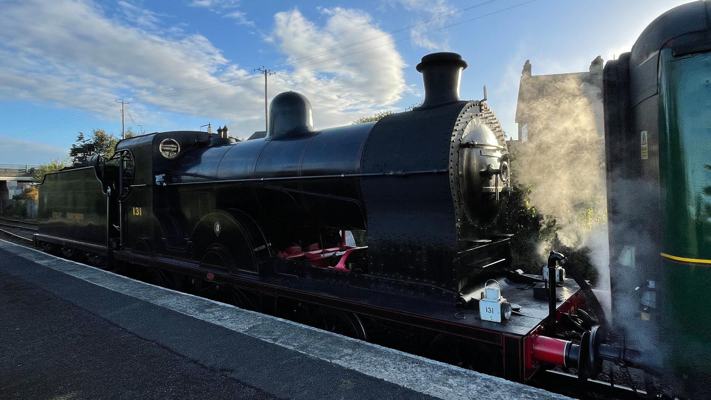"Von Dublin nach Nordirland": Dampflok 131 abfahrbereit in Whitehead.
