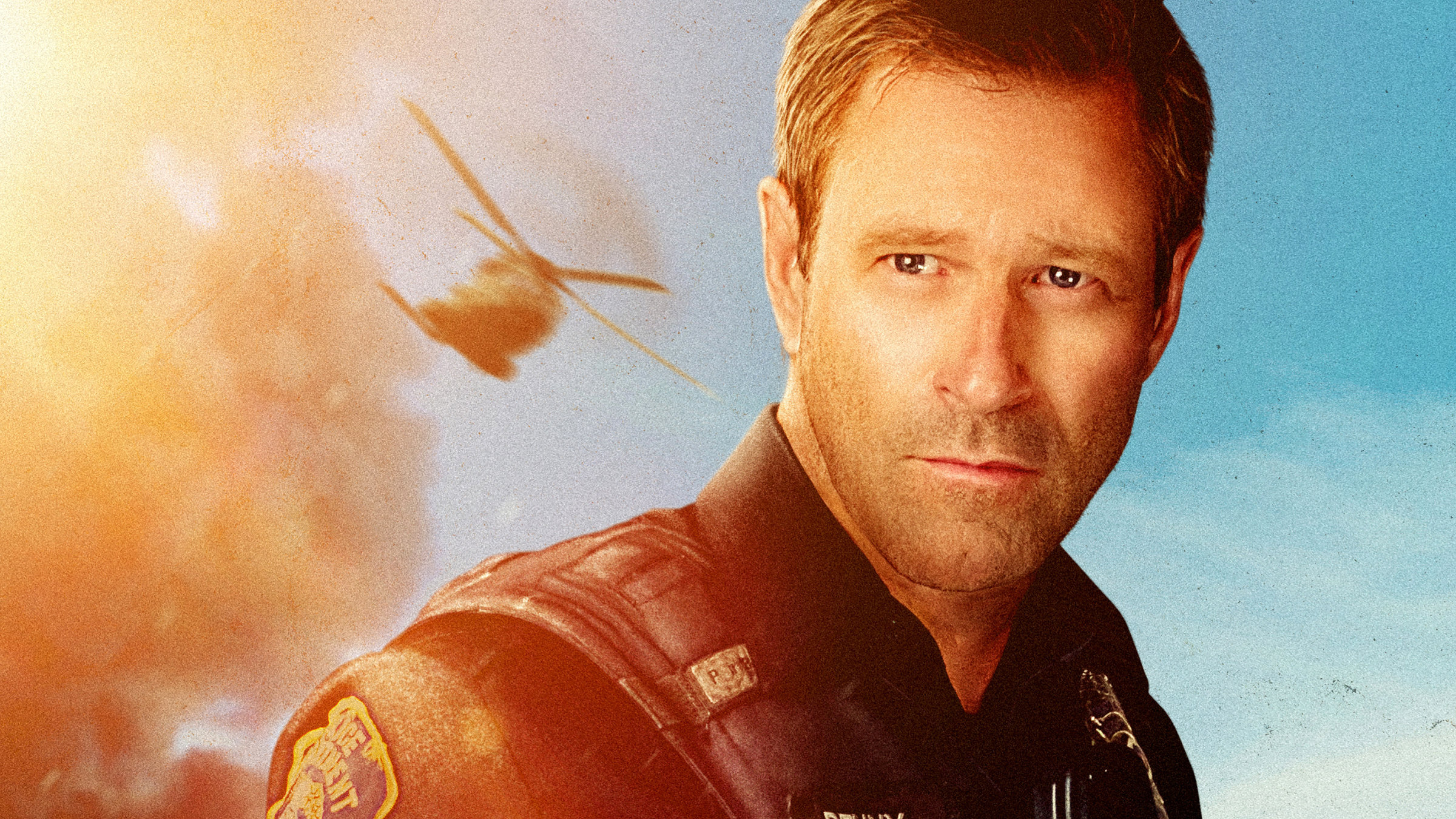 "Live! - Wettlauf gegen die Zeit": Officer Frank Penny (Aaron Eckhart) in Nahaufnahme. Hinter ihm ist ein Hubschrauber zu sehen.