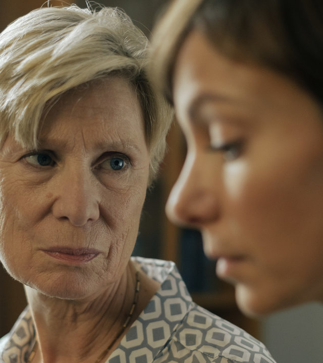 "Am Anschlag - Die Macht der Kränkung - INGEBORG": Ingeborg (Ulrike Willenbacher) und Mira (Julia Koschitz) sitzen nebeneinander. Mira (Julia Koschitz) blickt vor sich hin. Ingeborg (Ulrike Willenbacher) blickt bittend zu ihr.