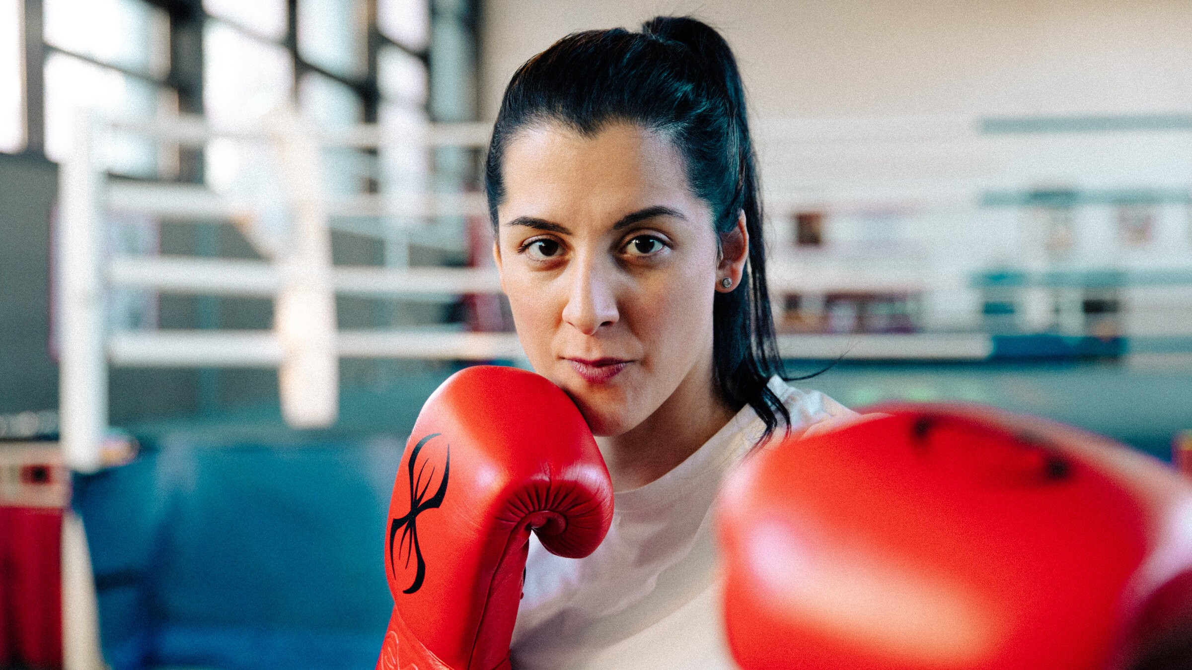 "37°Leben: Nur nicht k. o. gehen – Nach der Profikarriere": Dilar Kisikyol (33) steht in Boxerpose, mit roten Boxhandschuhen an den Händen, vor einem Boxring und schaut direkt in die Kamera.