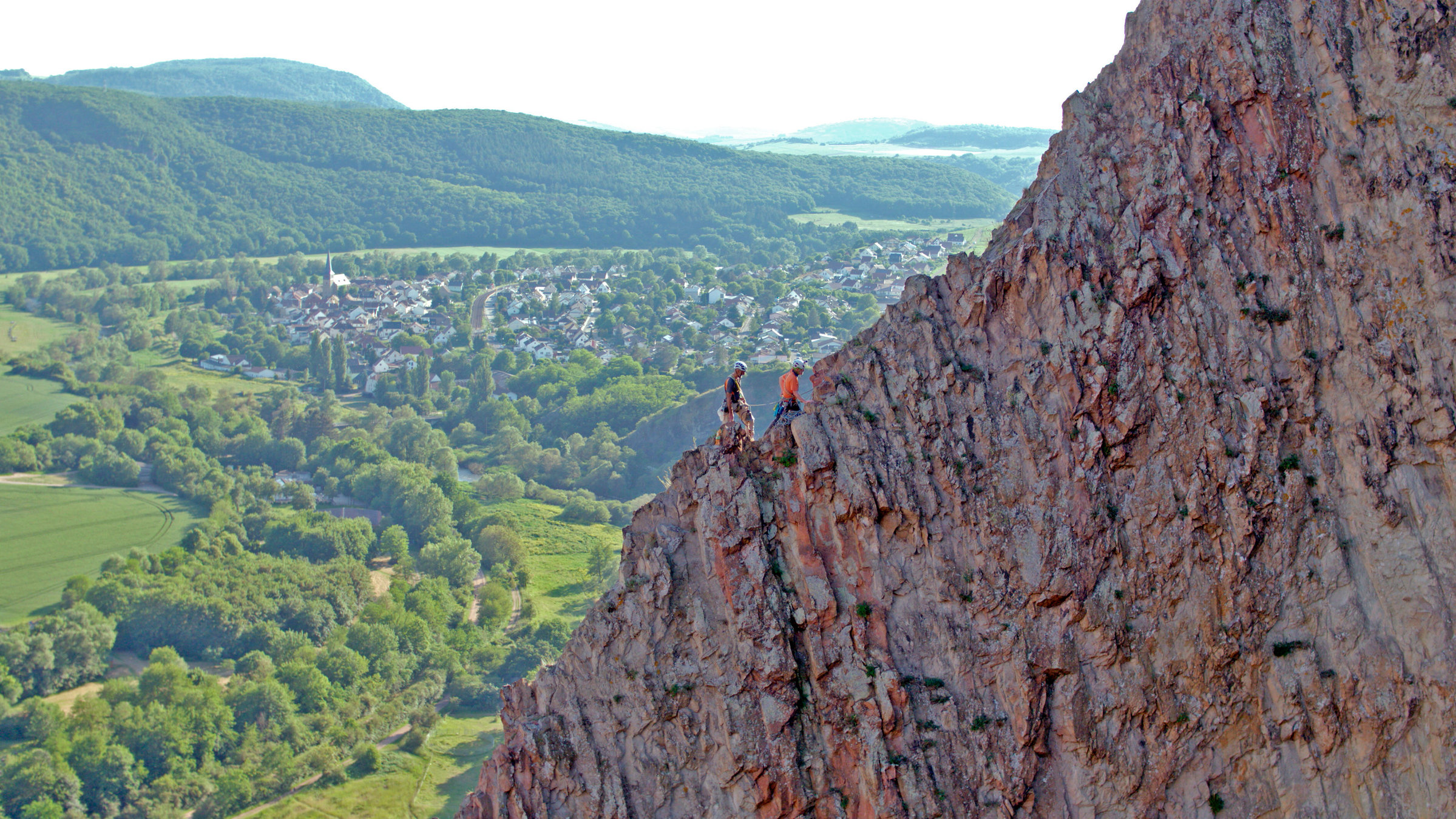 "Das sagenhafte Land": Der Rotenfels bei Traisen, Rheinland-Pfalz, mit Kletterern.