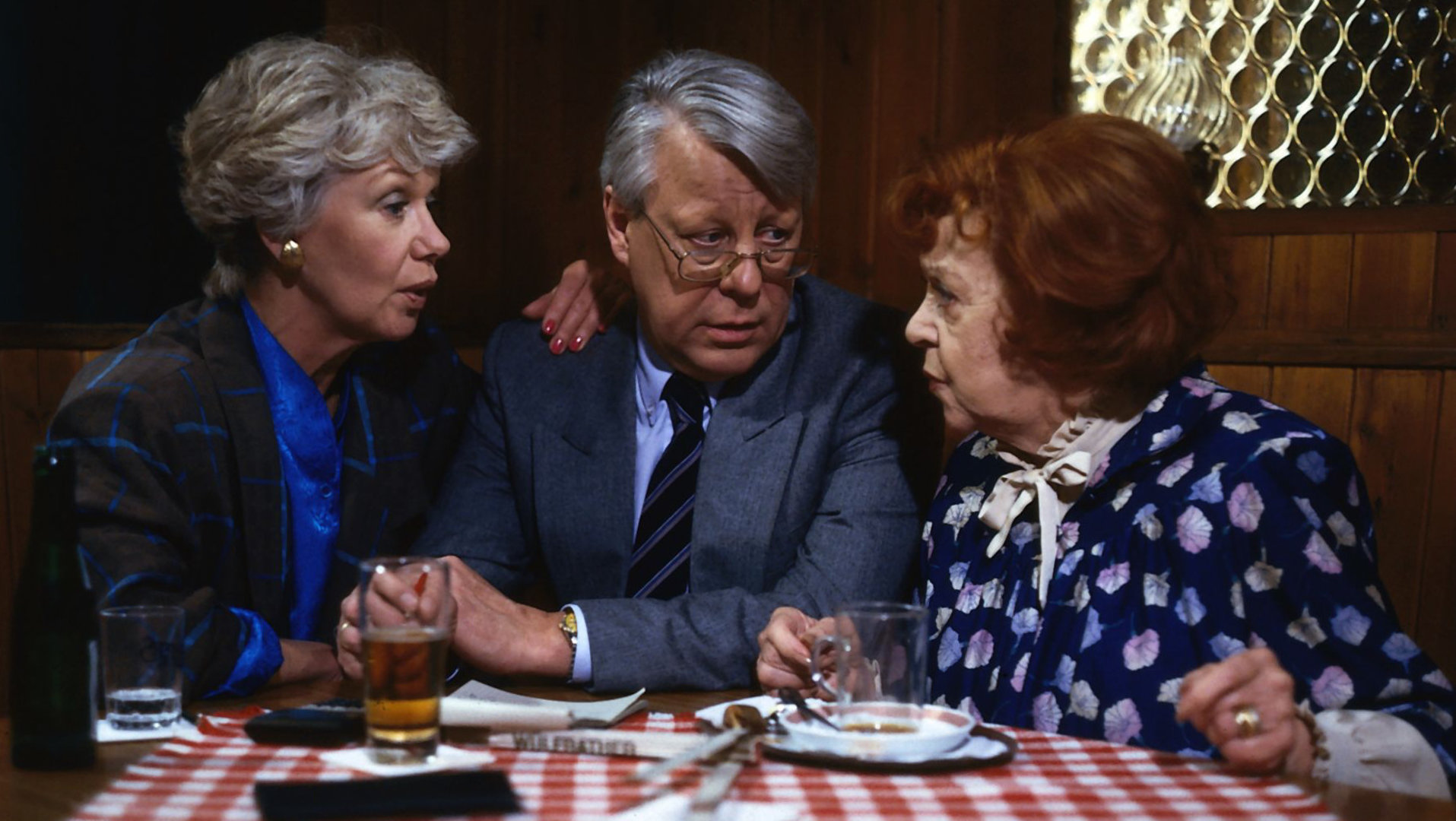"Die Wicherts von nebenan: Schicksalsschläge": Hannelore (Maria Sebaldt), Eberhard (Stephan Orlac) und Conny (Brigitte Mira) sitzen an einem Tisch und unterhalten sich angeregt.