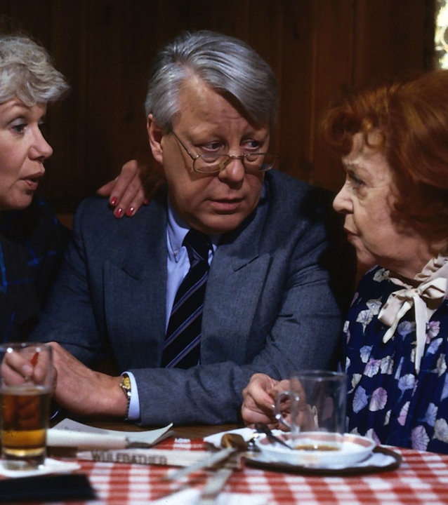 "Die Wicherts von nebenan: Schicksalsschläge": Hannelore (Maria Sebaldt), Eberhard (Stephan Orlac) und Conny (Brigitte Mira) sitzen an einem Tisch und unterhalten sich angeregt.