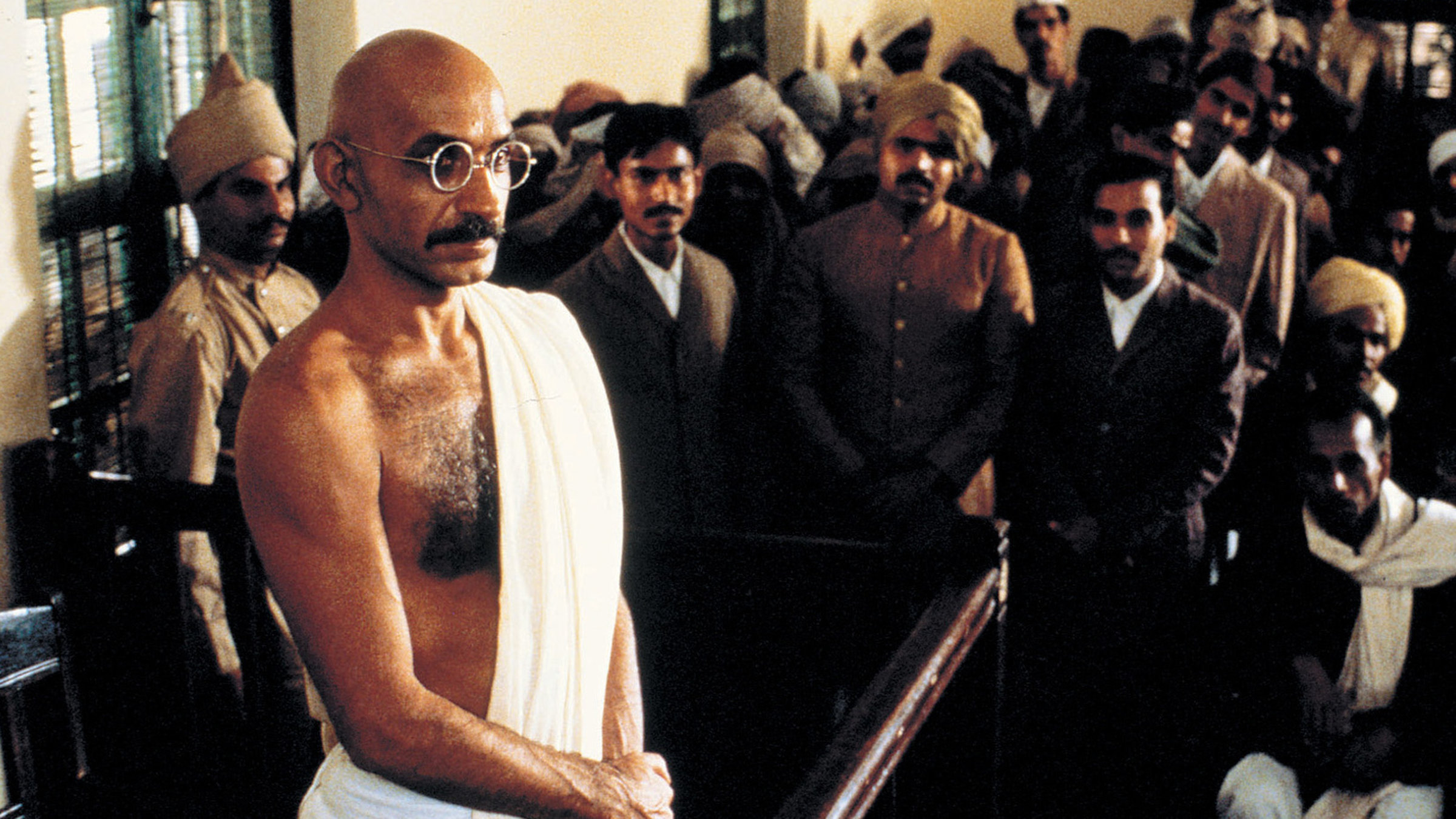 "Gandhi" - Mahatma Gandhi (Ben Kingsley) tritt für Unabhängigkeit und Gleichberechtigung ein.