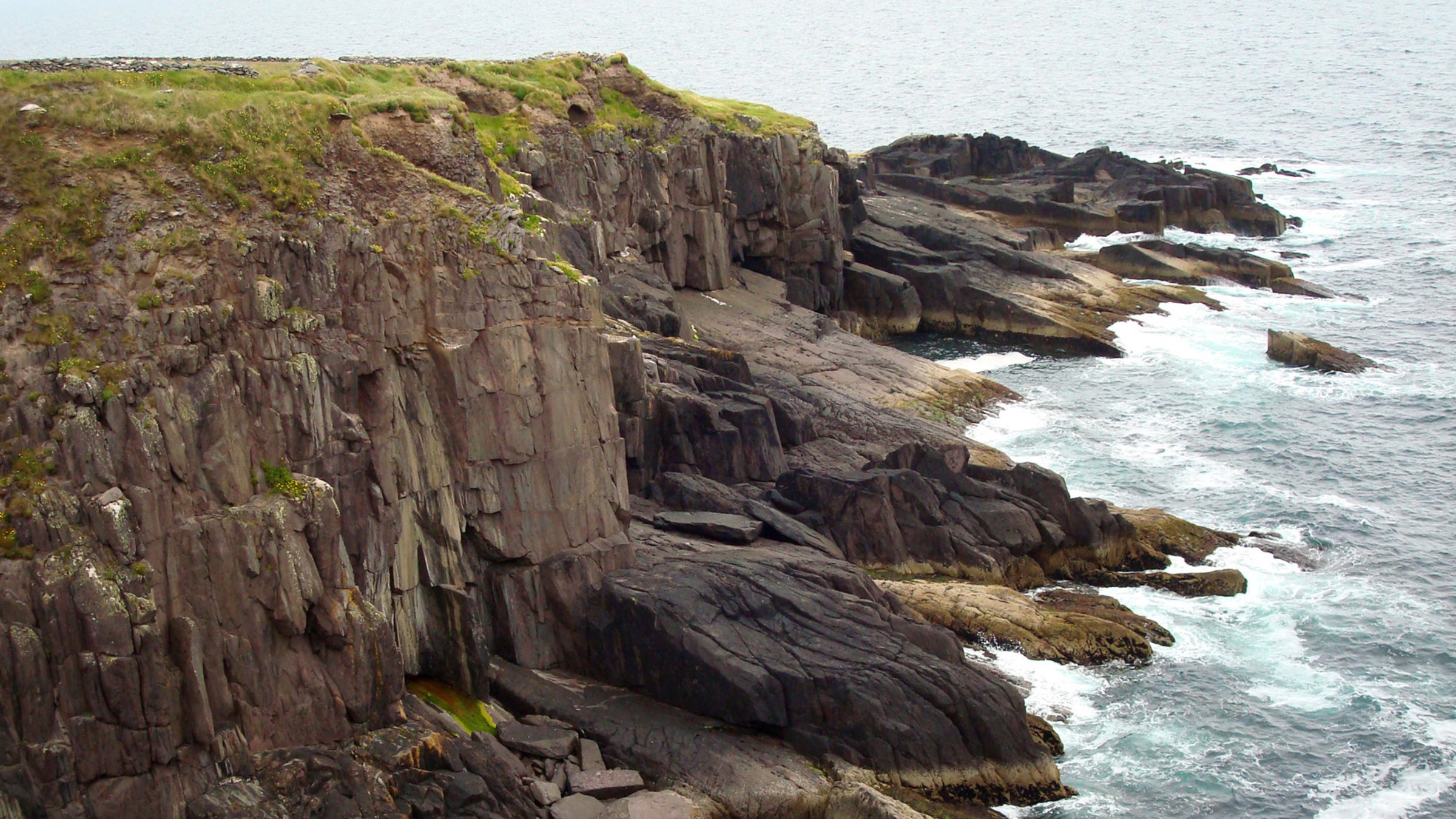 "Irlands Küsten (2/5) - Die irische Riviera": Bizarre Gesteinsformationen an der Küste.
