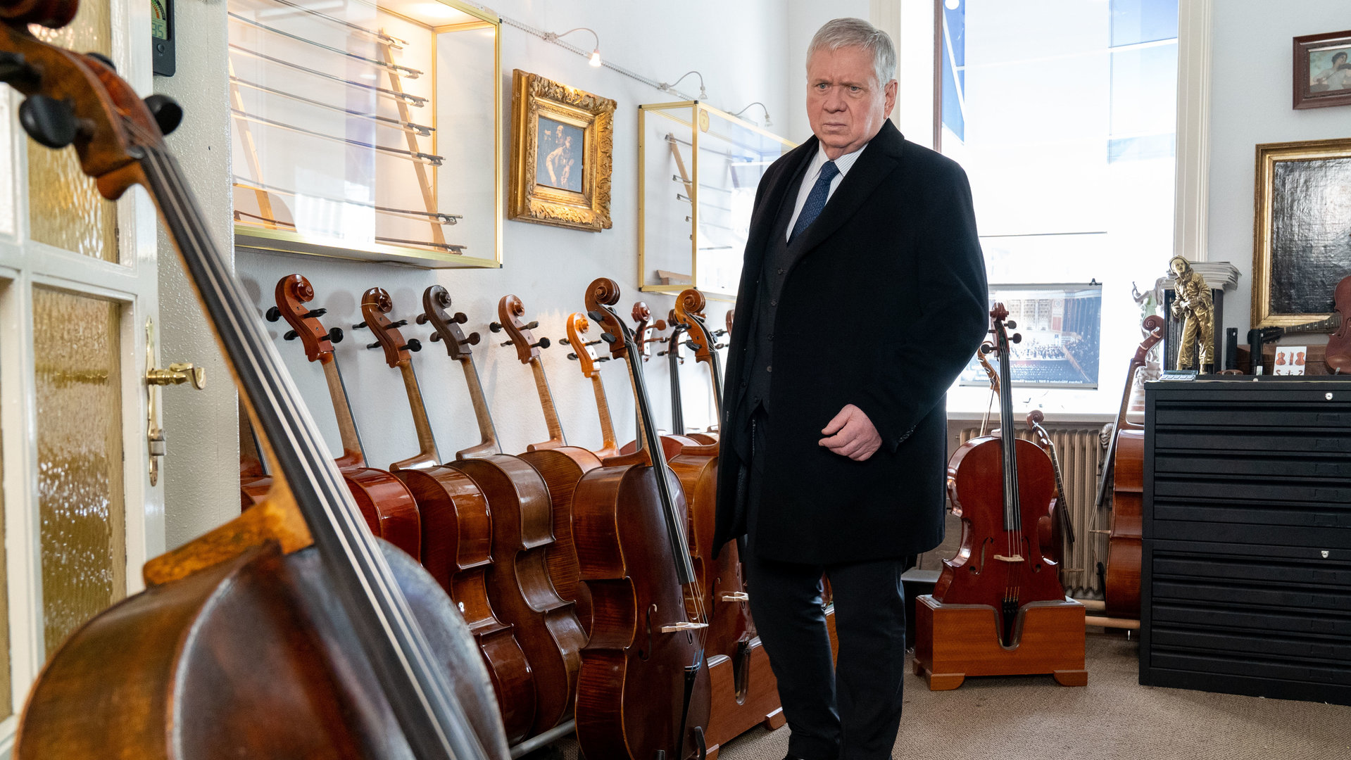 "Der Staatsanwalt - Alles vom Leben": Oberstaatsanwalt Bernd Reuther (Rainer Hunold) steht in einem Musikaliengeschäft und betrachtet ein Cello.