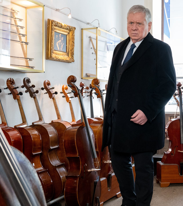 "Der Staatsanwalt - Alles vom Leben": Oberstaatsanwalt Bernd Reuther (Rainer Hunold) steht in einem Musikaliengeschäft und betrachtet ein Cello.