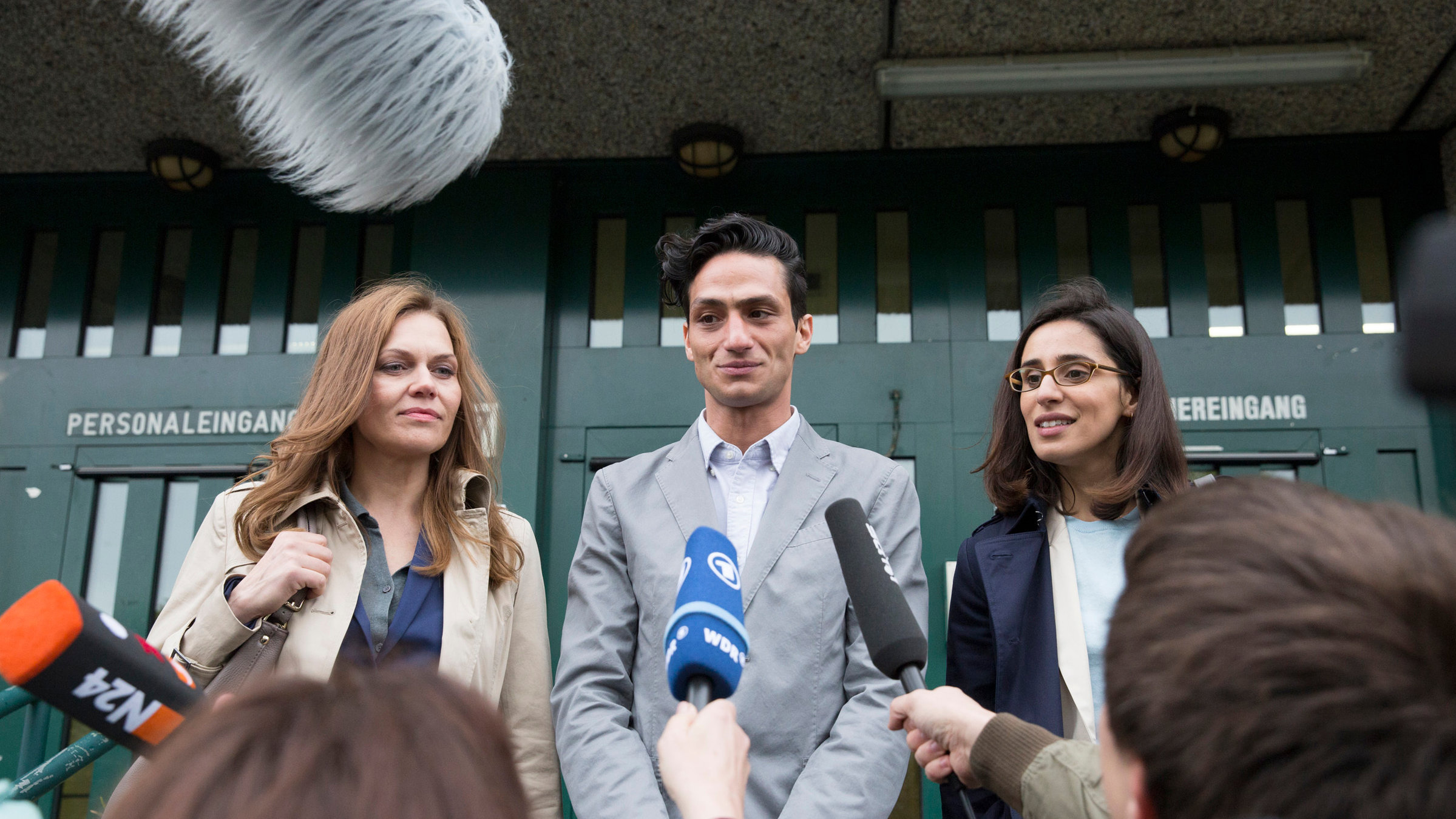 "Die Stadt und die Macht - Am Scheideweg": Susanne Kröhmer (Anna Loos, l.) und Sibel Peters (Maryam Zaree, r.) begleiten Jussuf Antun (Burak Yigit, M.), der als Freigänger Werbung für die Kandidatur von Susanne macht.