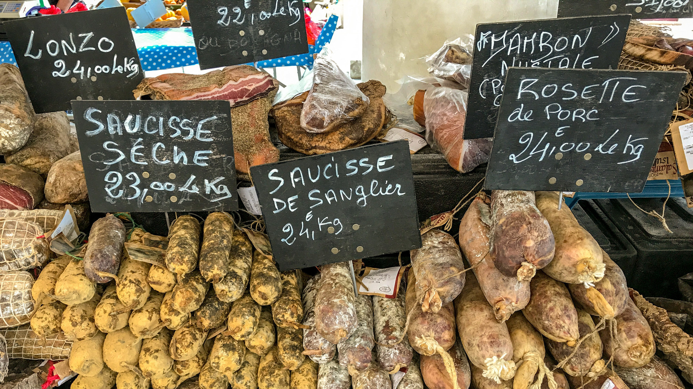 "Der Geschmack Europas: Korsika": verschiedene Würste auf dem Markt in L'lle Rousse