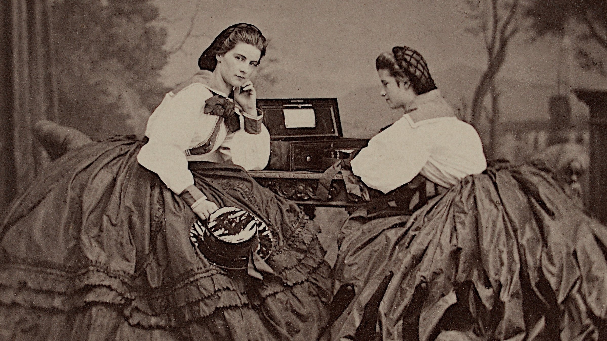 "Sisis berühmte Geschwister": Sisis unglückliche Schwestern Marie (links) und Mathilde (rechts), Foto vor der Kulisse von Rom, 1861, Privatbesitz.