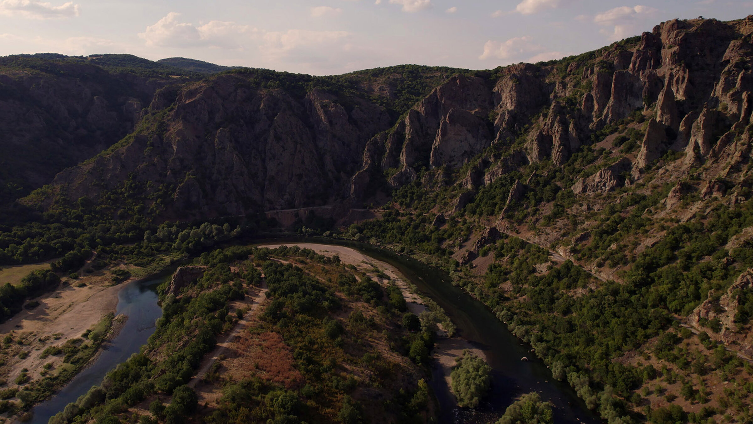 "Raue Welten – Wilde Schönheiten: Bulgarien ": Der Fluss Arda: Er ist etwa 300 km lang. Entlang des Ortes Madzharovo zieht er seine berühmten Flussschleifen.