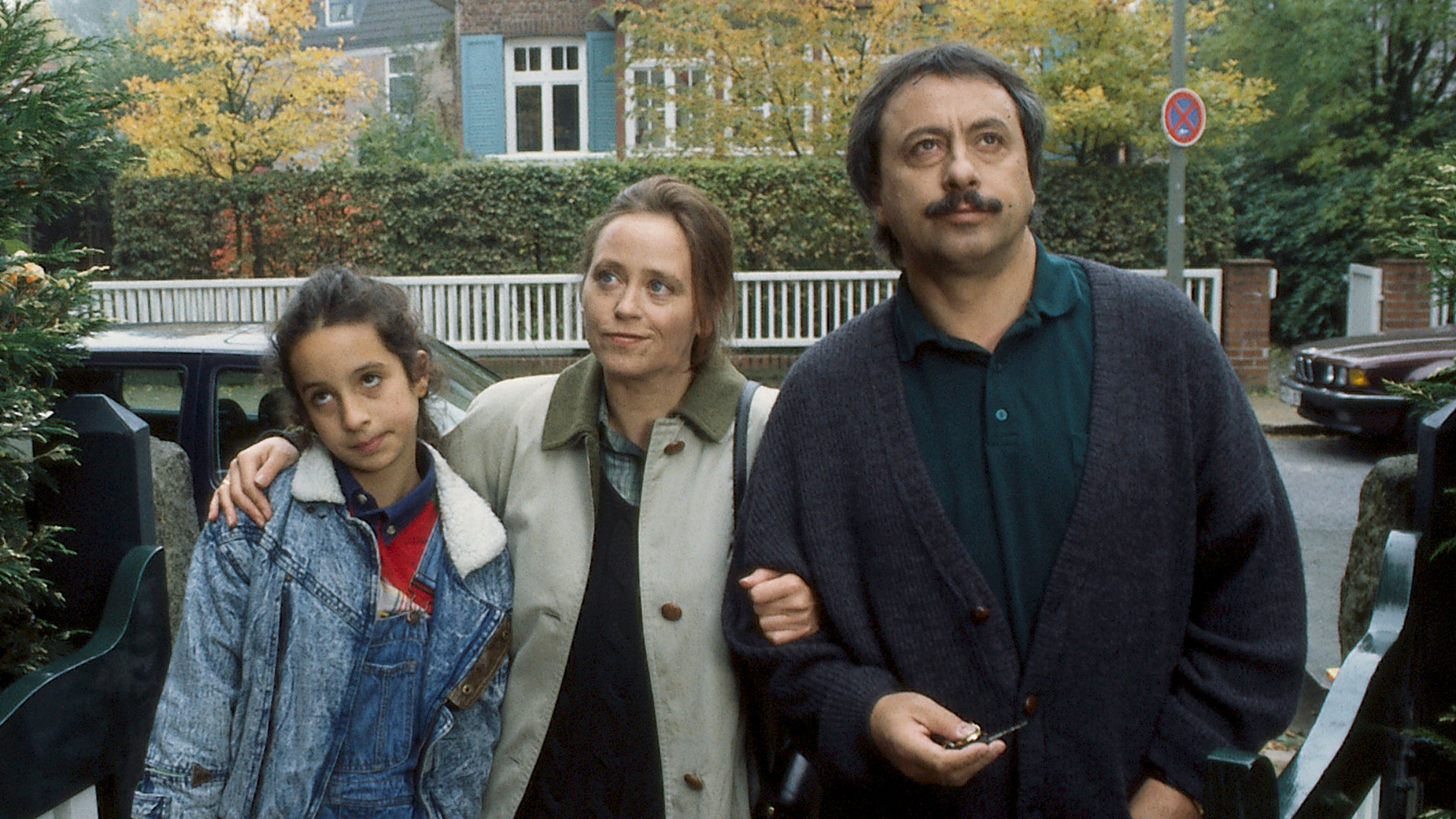 "Stubbe - Von Fall zu Fall: Stubbes Erbschaft": Stubbes Frau Caroline (Marie Gruber), ihr Mann, der Hauptkommissar Stubbe (Wolfgang Stumph) und Tochter Christiane (Stephanie Stumph) stehen nebeneinander in einem Garteneingang.