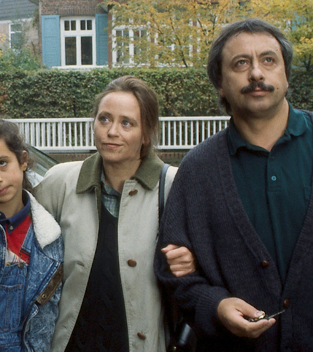 "Stubbe - Von Fall zu Fall: Stubbes Erbschaft": Stubbes Frau Caroline (Marie Gruber), ihr Mann, der Hauptkommissar Stubbe (Wolfgang Stumph) und Tochter Christiane (Stephanie Stumph) stehen nebeneinander in einem Garteneingang.