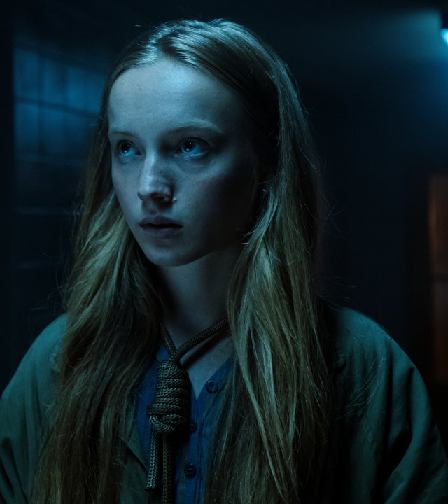 "Was wir fürchten - Jahrestag": Lisa Abel (Mina-Giselle Rüffer) steht in einem dunklen Gang und schaut mit großen Augen nach vorne. Um ihren Hals ist locker ein Strick gelegt.