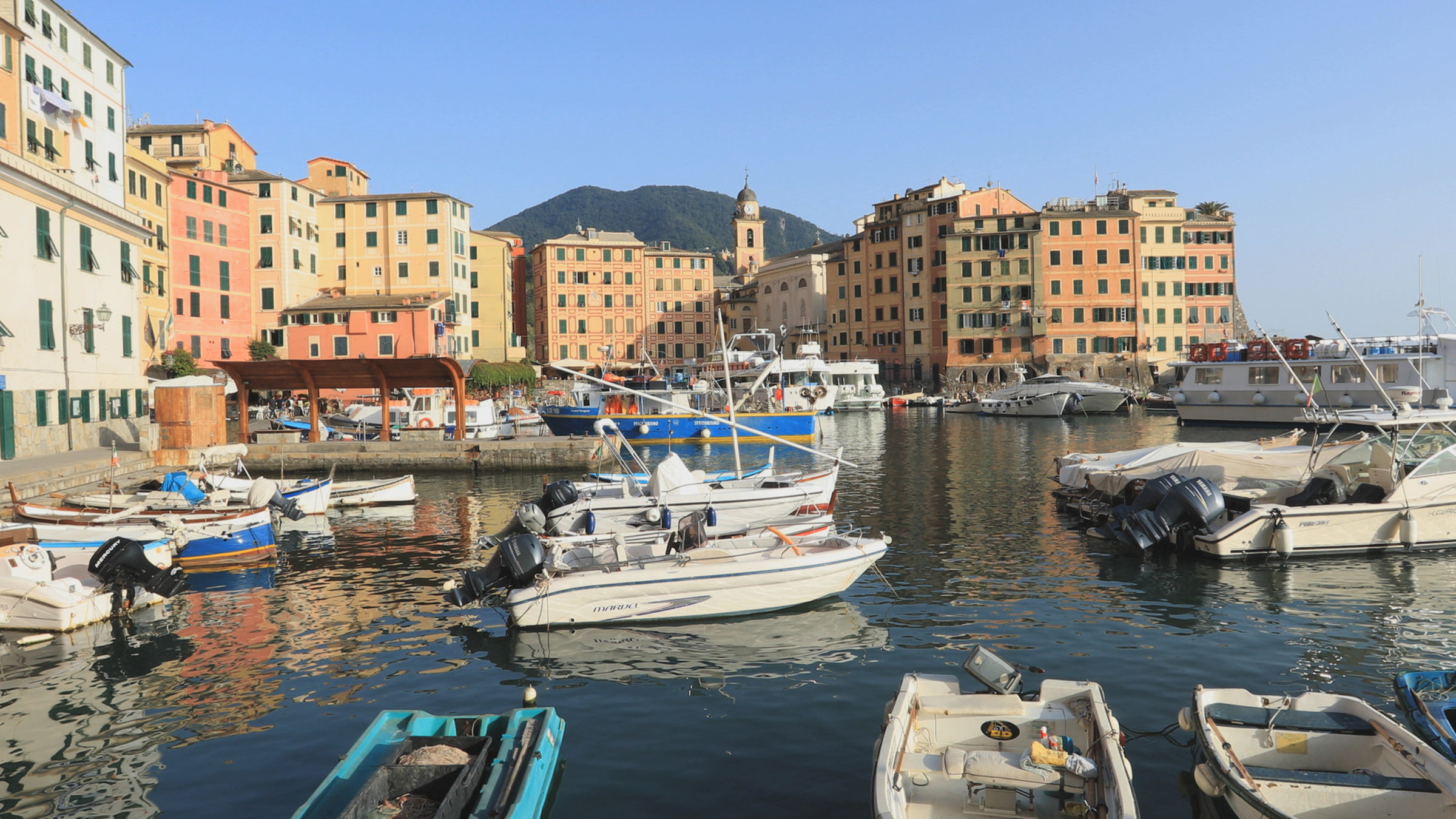 "Die Italienische Riviera": Bunte Häuserfront mit Booten im Vordergrund.