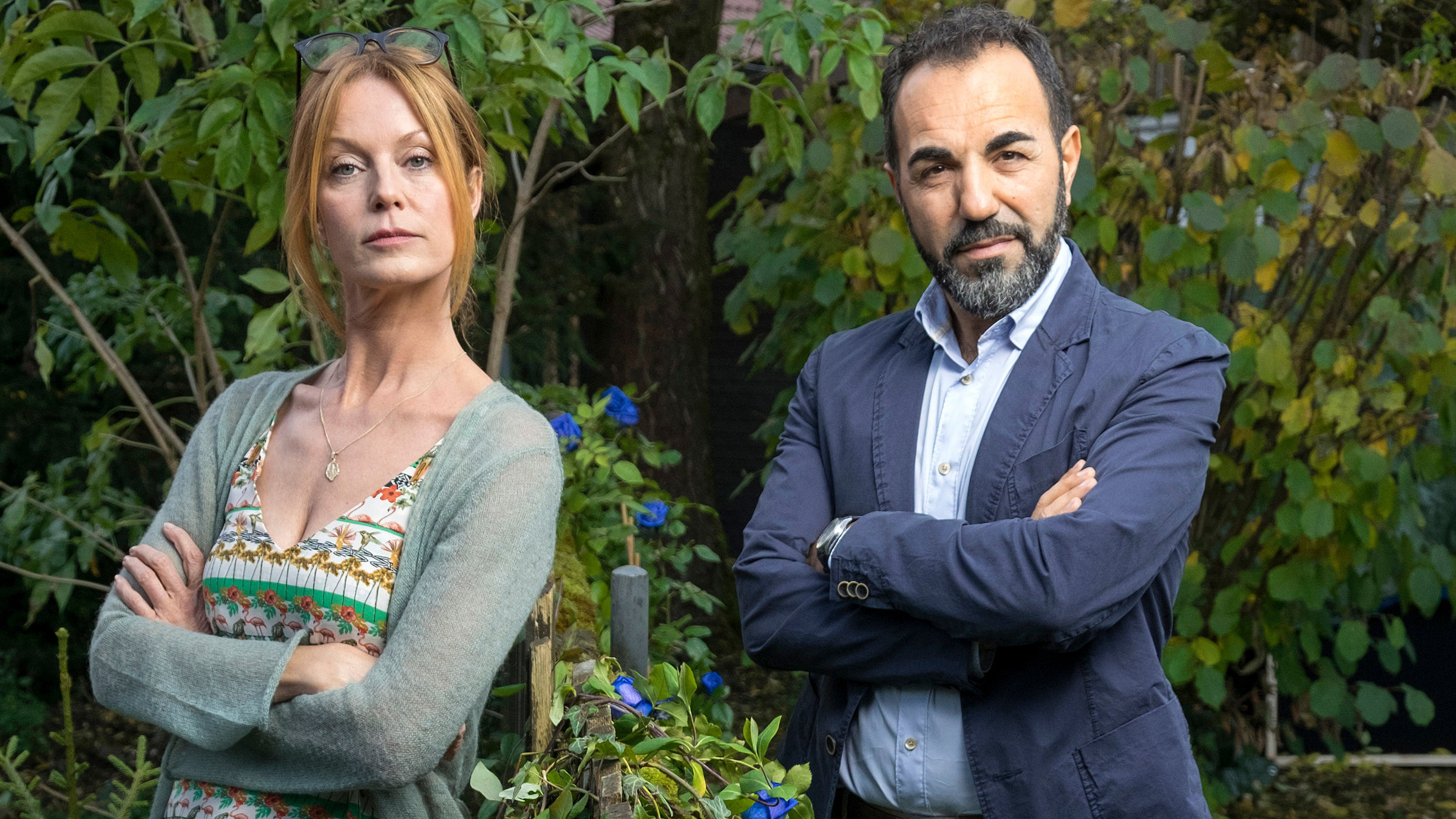 "Zaun an Zaun": Die chaotische Romanautorin mit Schreibblockade Lissi (Esther Schweins) und der ordnungsliebende Bauleiter Kenan (Adnan Maral) leben Zaun an Zaun – und doch in verschiedenen Welten.