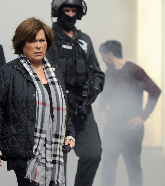 "Wilsberg - Bittere Pillen": Springer (Rita Russek) beim Rettungseinsatz von Wilsberg (Leonard Lansink) und Asylbewerber Hemidi (Sheil Malik Abdullah).