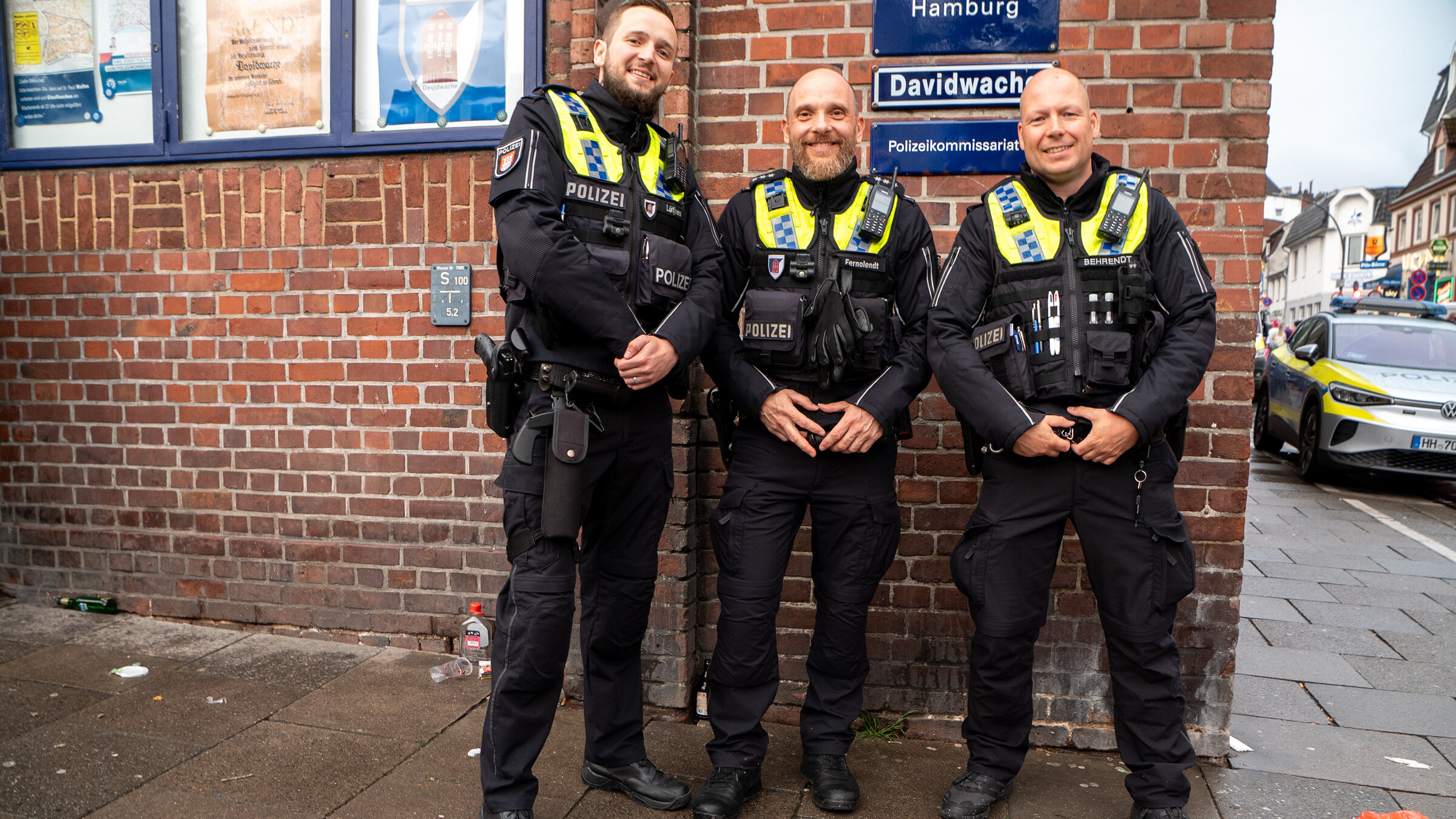 "Die Nordreportage: Kiezpolizei Davidwache": Sven LÃ¼tjens, RenÃ© Fernolendt und Thomas Behrendt vor der Davidwache (v.l.)