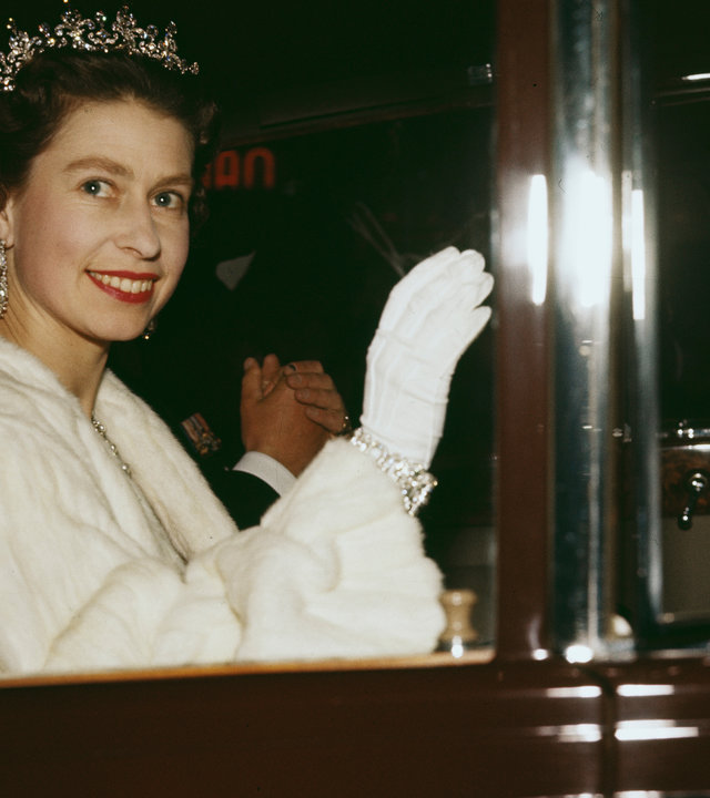 "Terra X History: Die Queen - Erinnerungen an eine Jahrhundertkönigin": Königin Elisabeth winkt aus einem Auto heraus, sie trägt einen weißen Mantel.