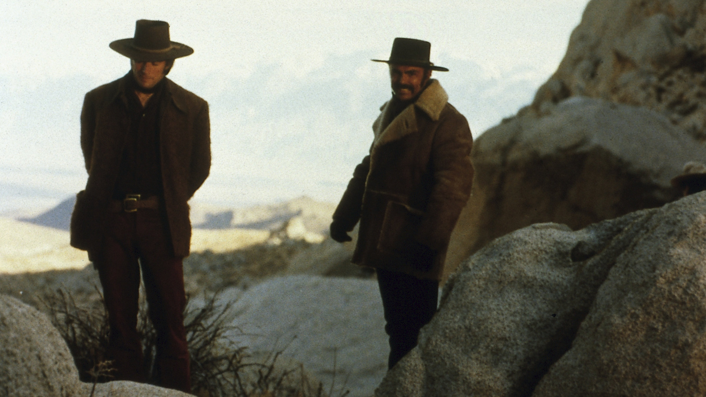 "Sinola": Joe Kidd (Clint Eastwood) und Luis Chama (Jon Saxon) stehen in den Felsen.