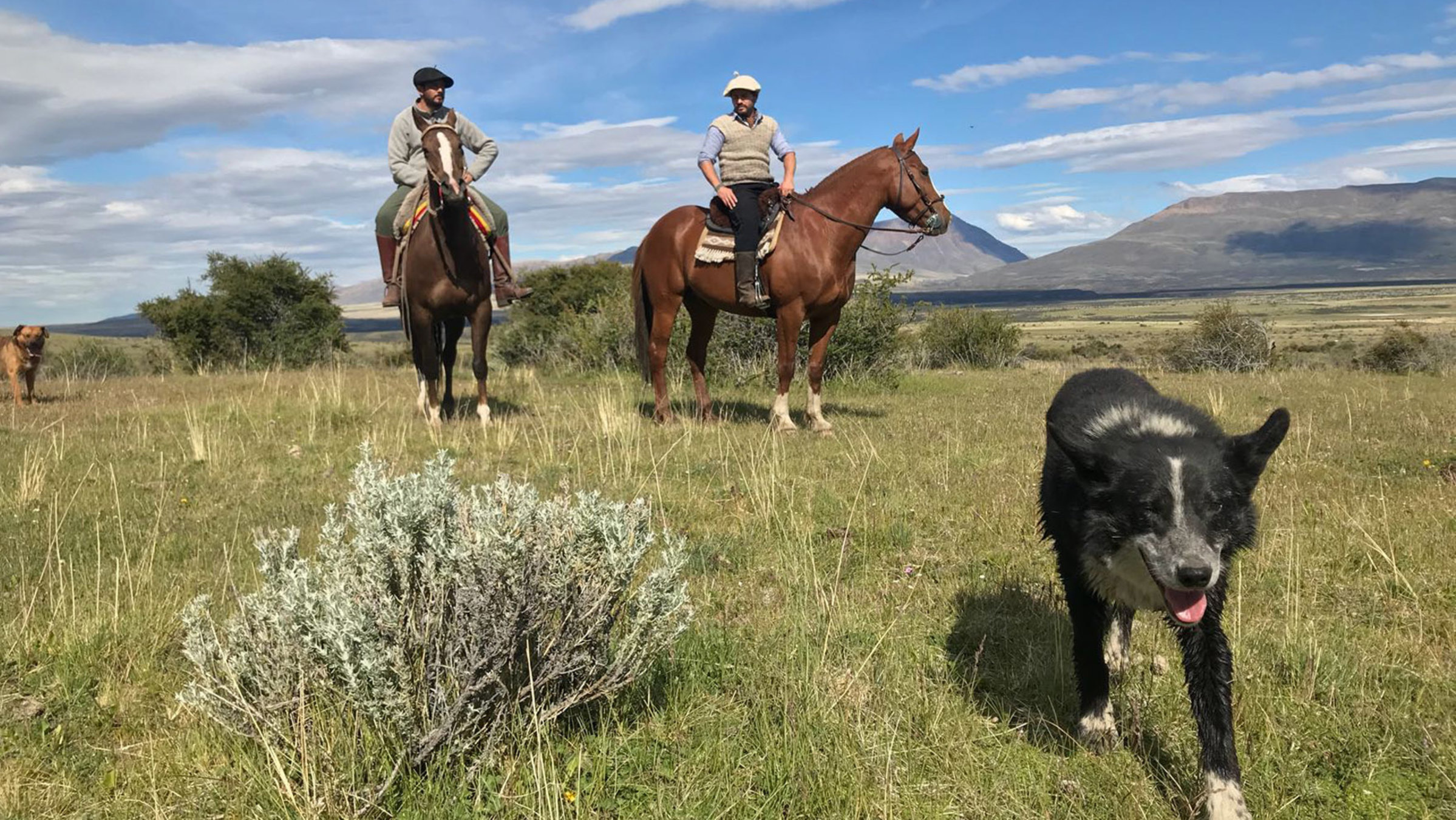 "Magische Anden - Argentinien und Chile - Der Süden": Santiago Richards und sein Freund auf der Suche nach Wildpferden in den patagonischen Anden.