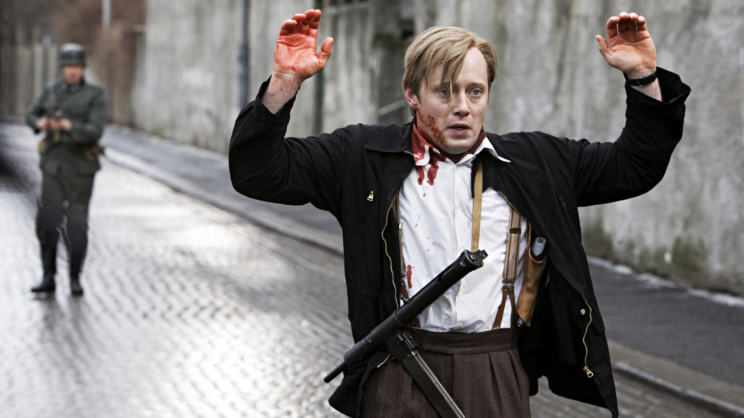 "Max Manus": Nach einer waghalsigen Flucht wird Max Manus (Aksel Hennie) doch noch von einem Nazi-Soldaten gestellt.