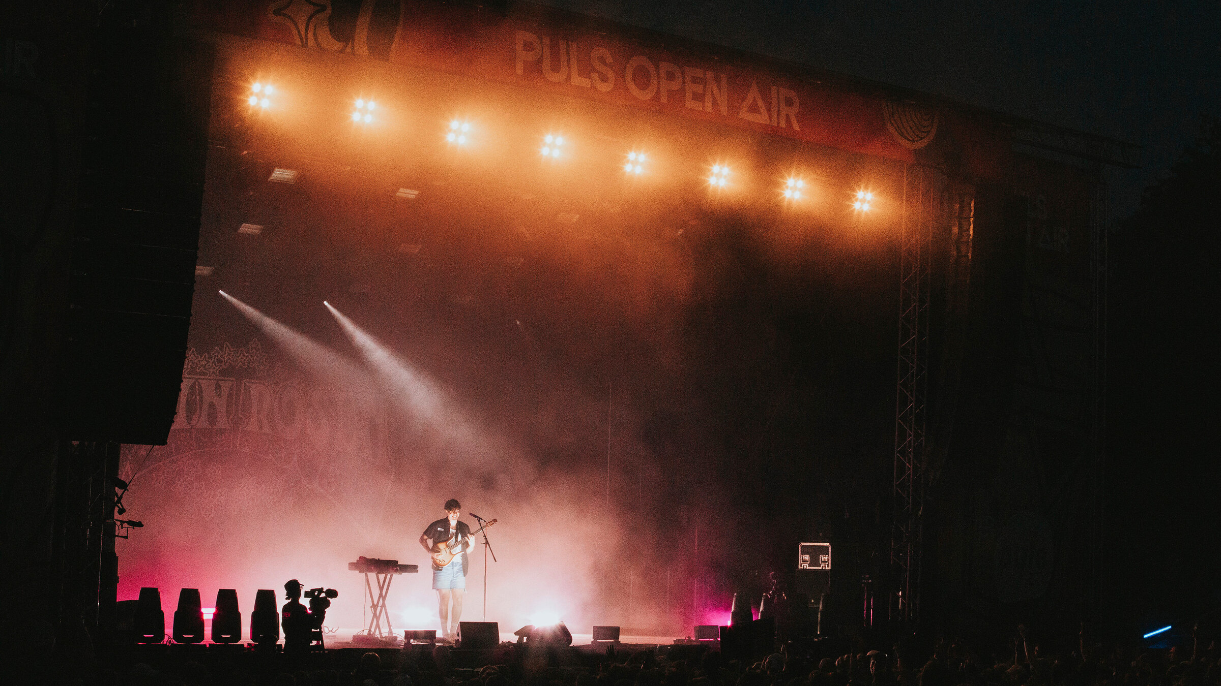 "PULS Open Air 2023 - Edwin Rosen": Edwin Rosen auf der Bühne während des PULS Open Air 2023 auf Schloss Kaltenberg.