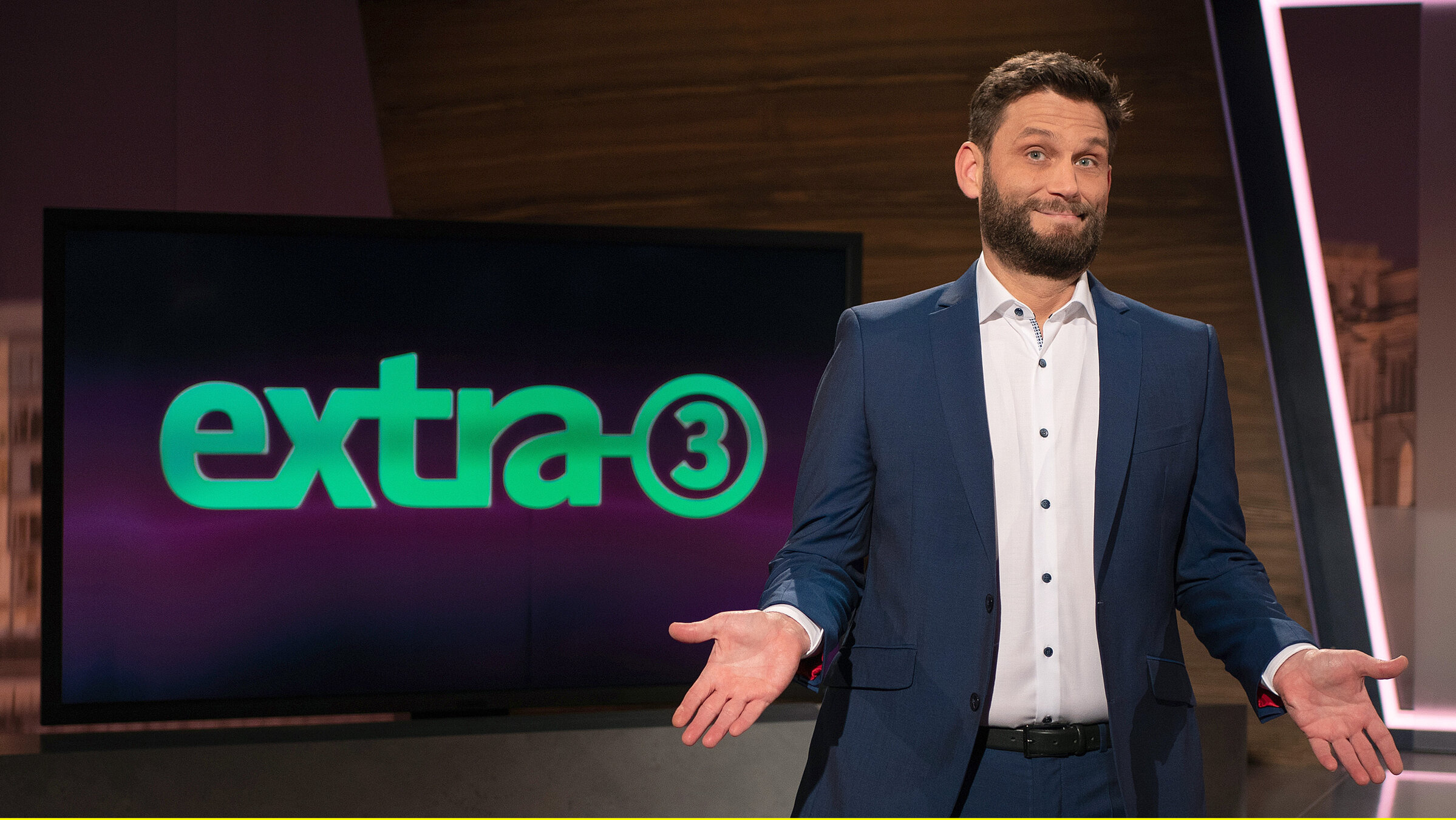 "extra 3 Spezial - Das Beste": Moderator Christian Ehring im Studio.