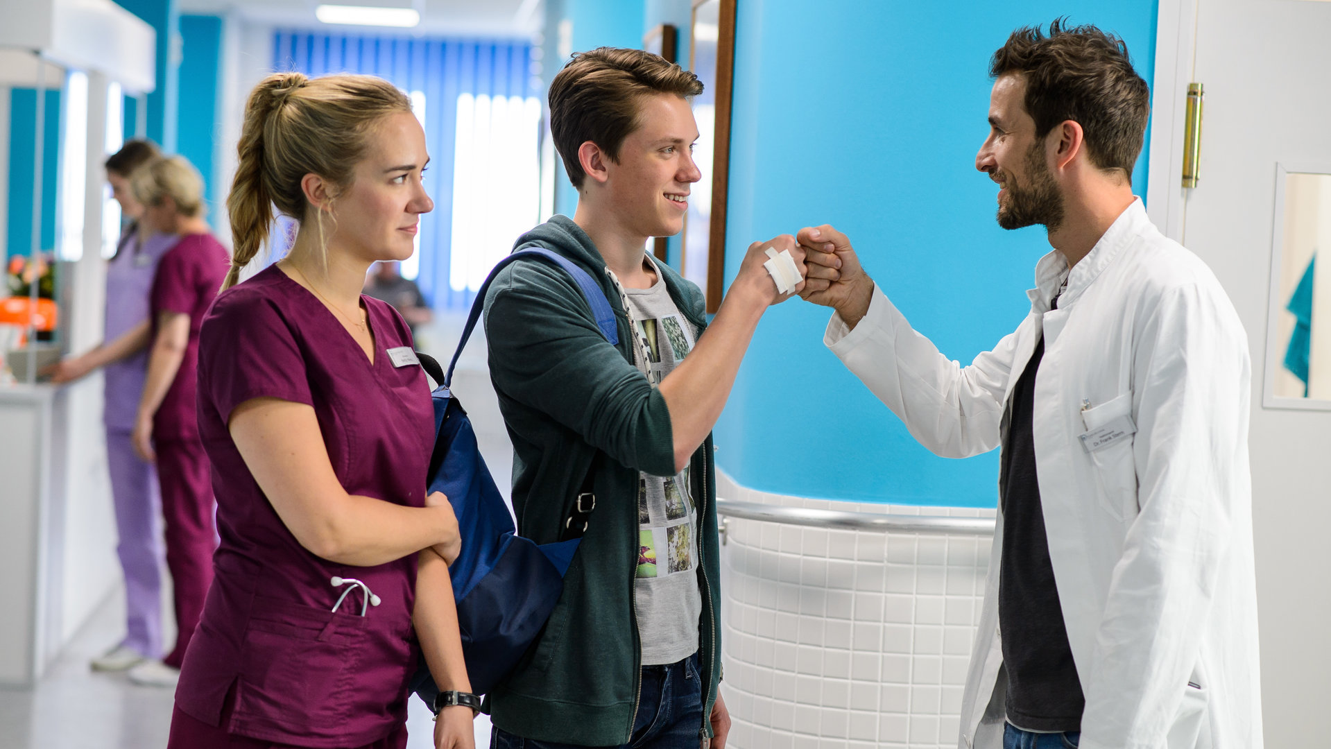 "Bettys Diagnose - Loslassen": Yannick (Alvar Goetze) verabschiedet sich auf dem Krankenhausflur von Dr. Frank Stern (Max Alberti). Seine Mutter Betty Weiss (Annina Hellenthal) steht neben ihm.