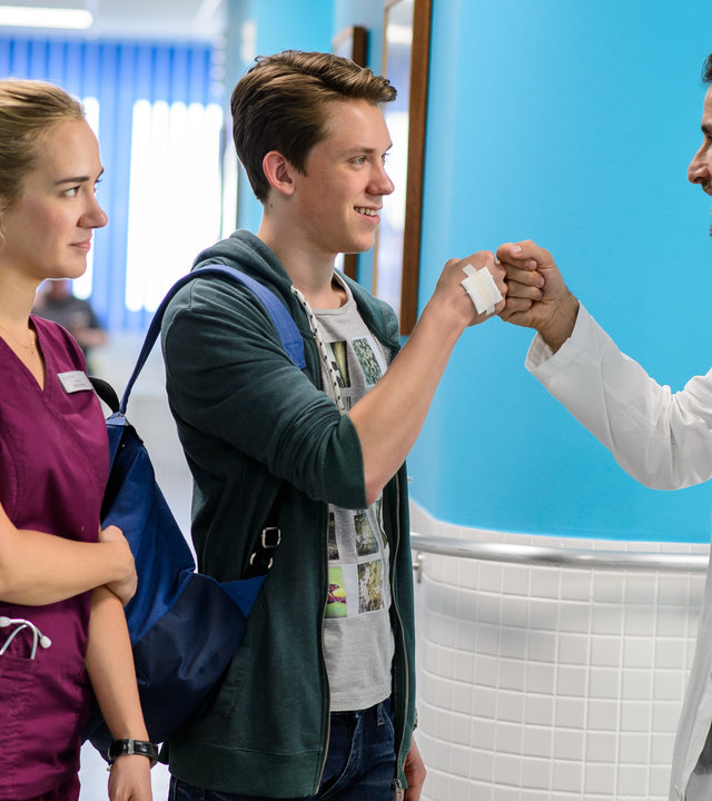 "Bettys Diagnose - Loslassen": Yannick (Alvar Goetze) verabschiedet sich auf dem Krankenhausflur von Dr. Frank Stern (Max Alberti). Seine Mutter Betty Weiss (Annina Hellenthal) steht neben ihm.