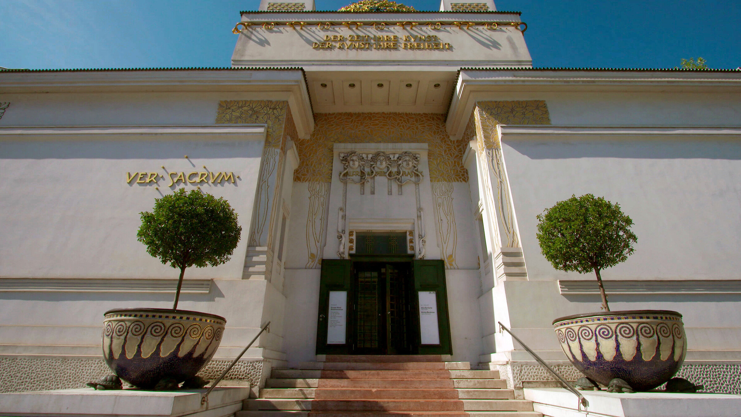 "Der Wiener Jugendstil – Aufbruch in die Moderne": Eingang Secession, 125 Jahre Wiener Secession.