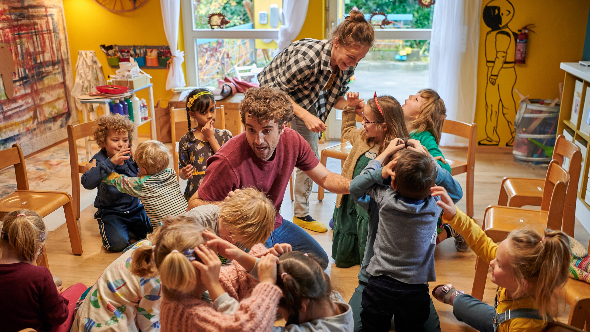"Das Leben ist kein Kindergarten": Freddy (Oliver Wnuk) und seine Kollegin Lara (Franziska Wulf) haben viel Spaß mit ihrer Kindergartengruppe.
