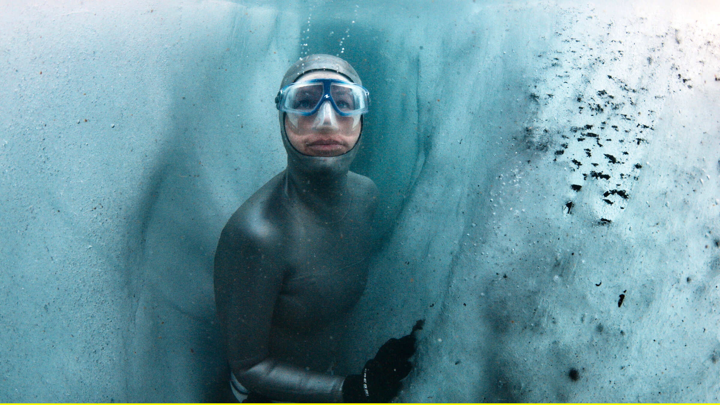 "Waterwoman (4/4) - Mont Blanc - Auf der Suche nach dem Gletscherwasser": Anna von Boetticher in einer Gletscherspalte in Argentiere am Mont Blanc.