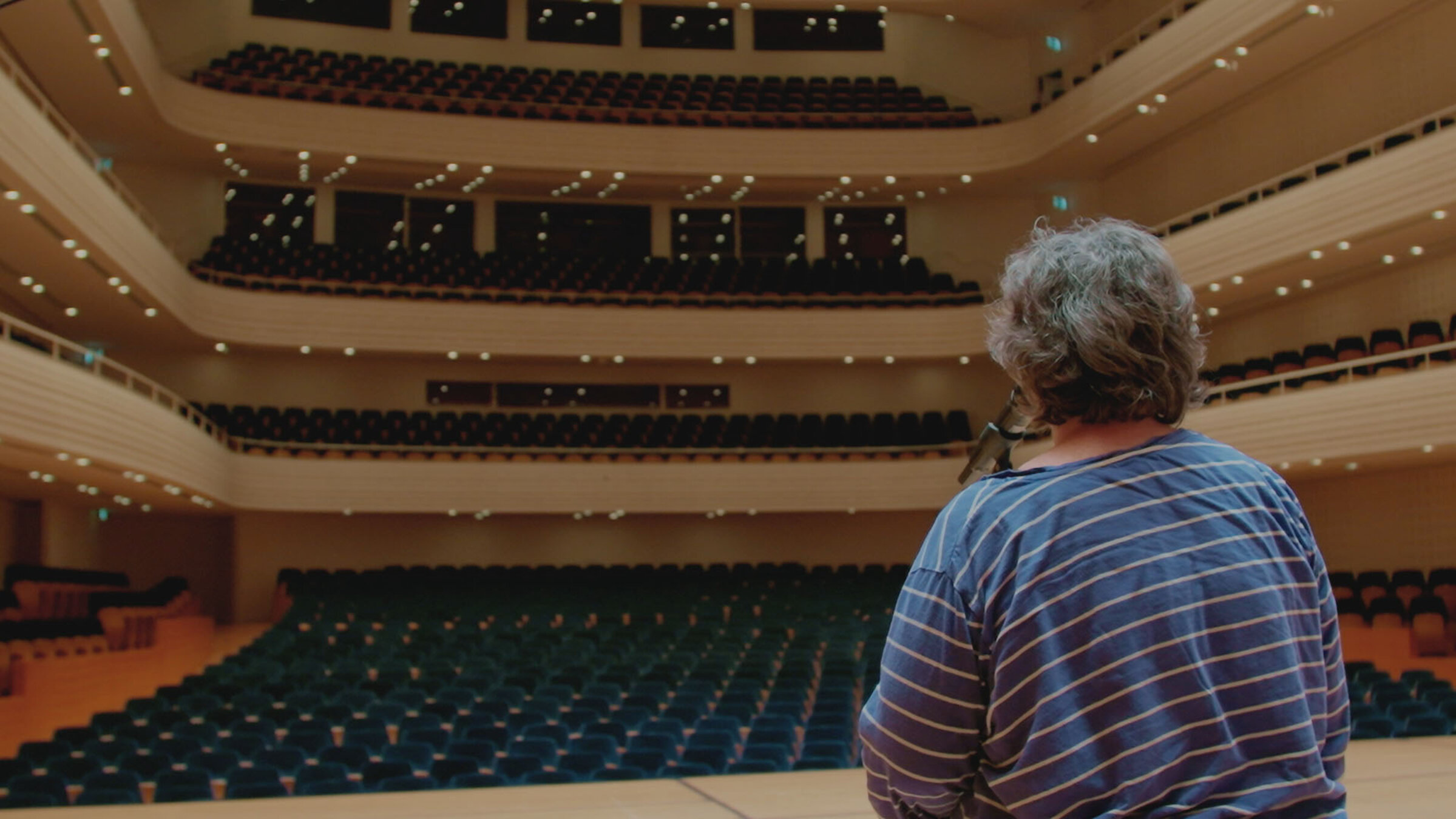 "Ein Chor für alle Fälle (3/4) - Überforderung und Tränen": Wiederkehr im leeren KKL Luzern.