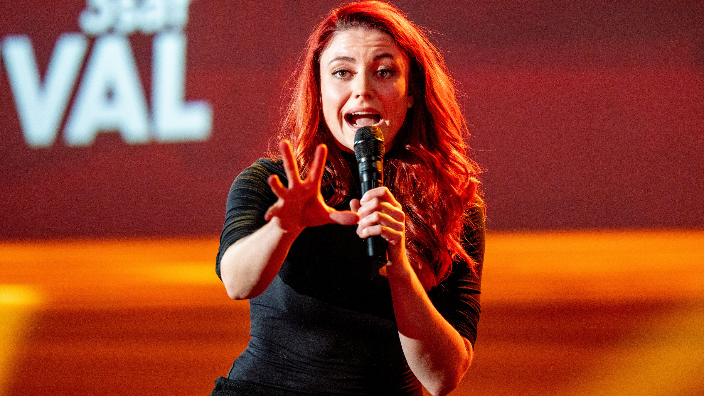 "Tahnee: Vulvarine": Tahnee steht auf der Bühne und präsentiert ihr aktuelles Programm.