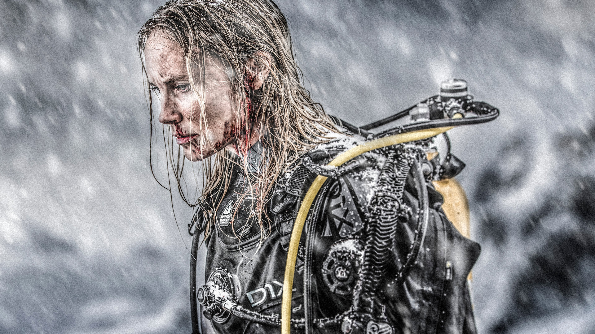 "Breaking Surface - Tödliche Tiefen": Ida (Moa Gammel Ginsburg) blutet im Gesicht. Es schneit und sie und ihre Tauchausrüstung sind voller Schnee.