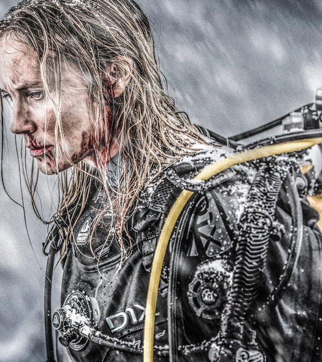 "Breaking Surface - Tödliche Tiefen": Ida (Moa Gammel Ginsburg) blutet im Gesicht. Es schneit und sie und ihre Tauchausrüstung sind voller Schnee.