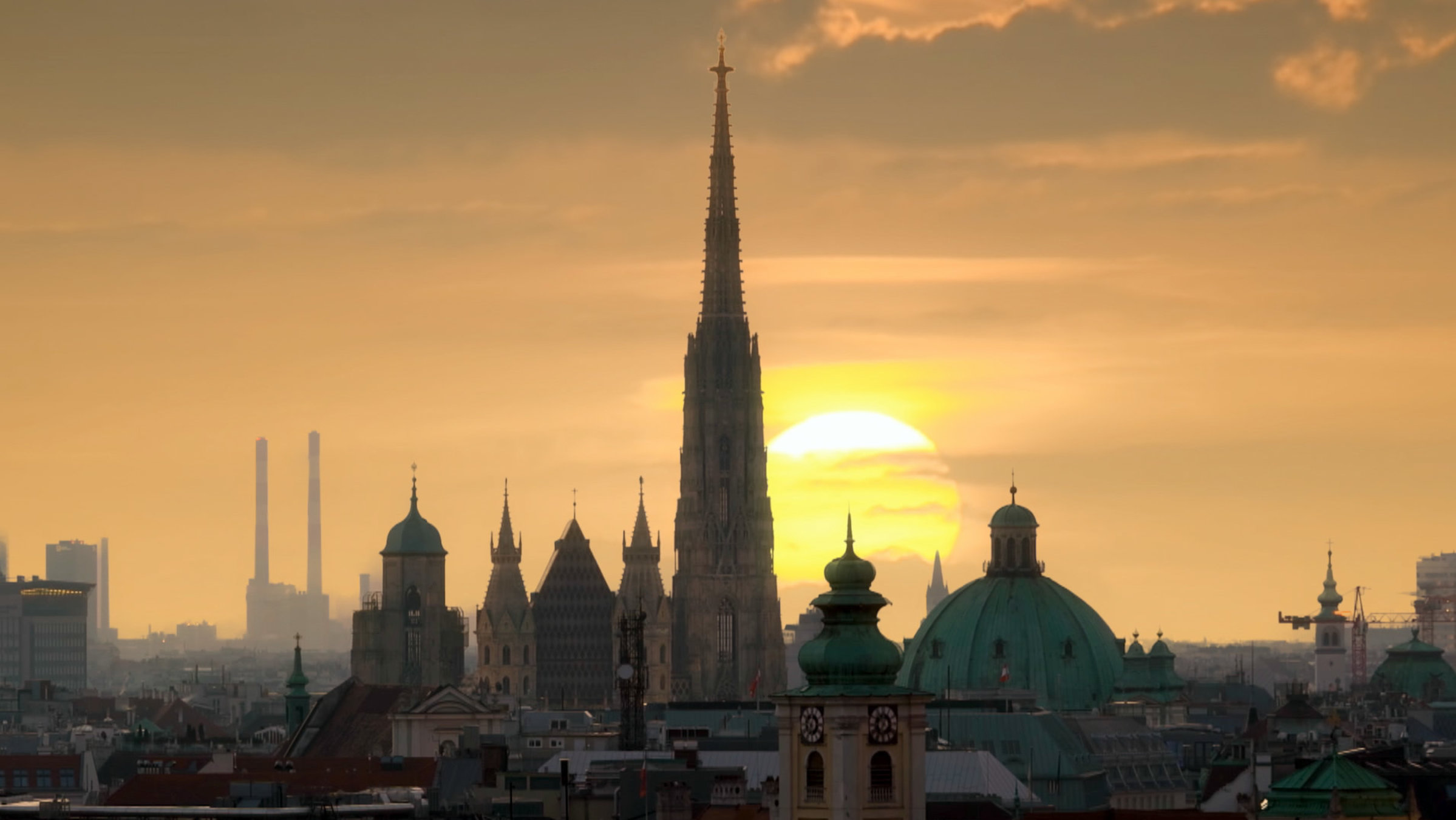 "Habsburg und der Dom - St. Stephan unter dem Doppeladler": Skyline von Wien bei Sonnenuntergang