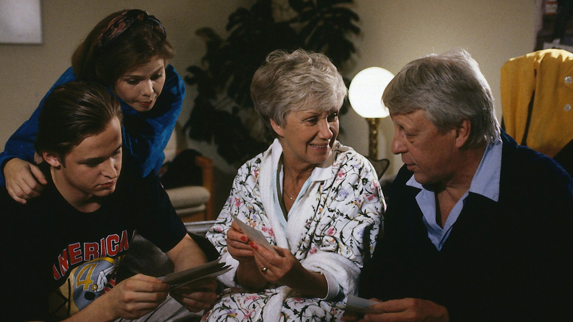 "Die Wicherts von nebenan: Unser Nachbar Meisel": Andy (Hendrik Martz), Elke (Juliane Rautenberg), Hannelore (Maria Sebaldt) und Eberhard (Stephan Orlac) sitzen gemeinsam im Wohnzimmer und schauen sich alte Fotos an und schwelgen in Erinnerungen.