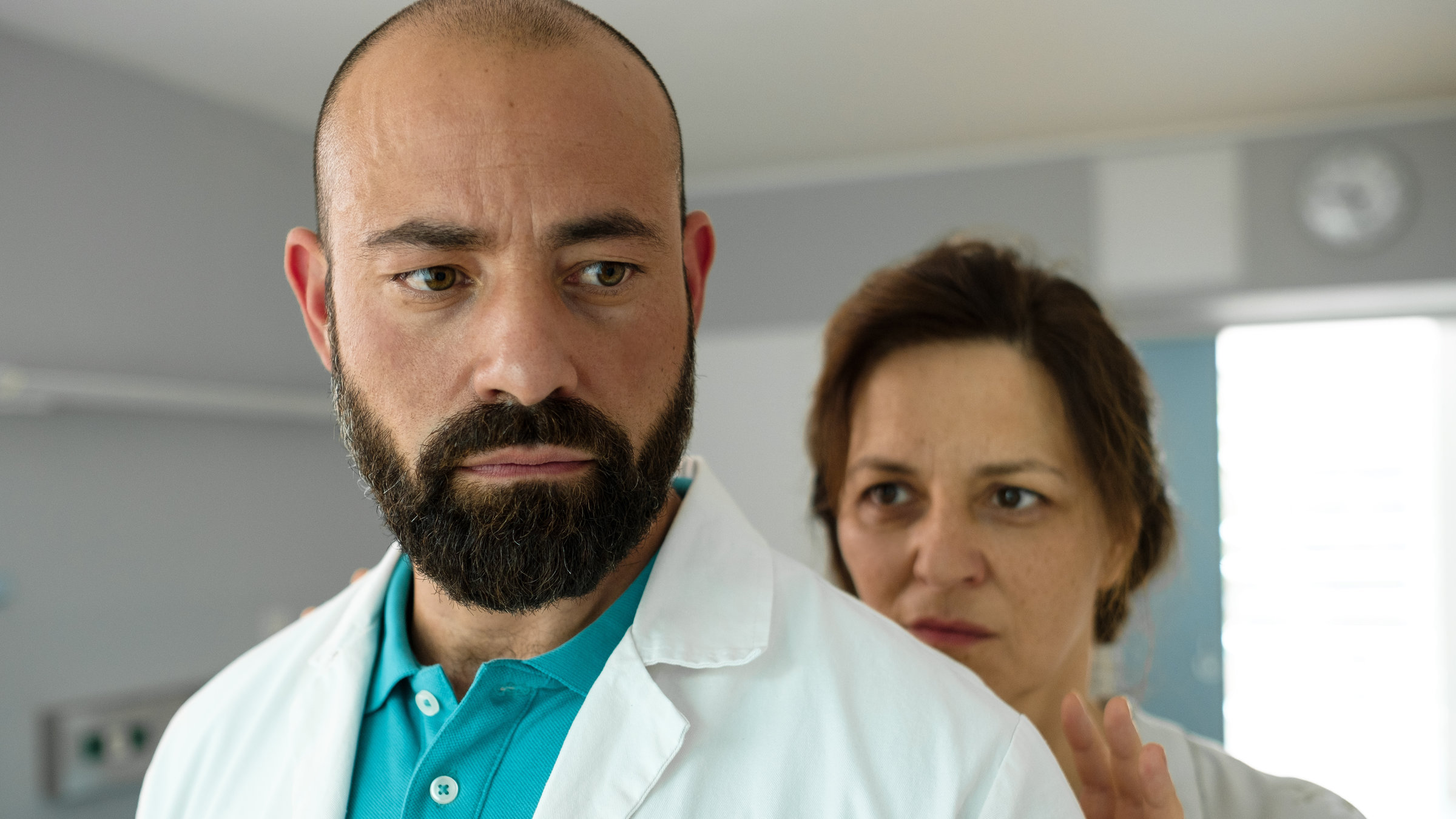 "Herzjagen": Das gesamte Leben von Caroline (Martina Gedeck) wird bestimmt durch ihre schwere Herzkrankheit. Herzspezialist Dr. Paul Hoffmann (Anton Noori) verspricht seiner Patientin Heilung durch eine neue OP-Methode - und er hält sein Versprechen.