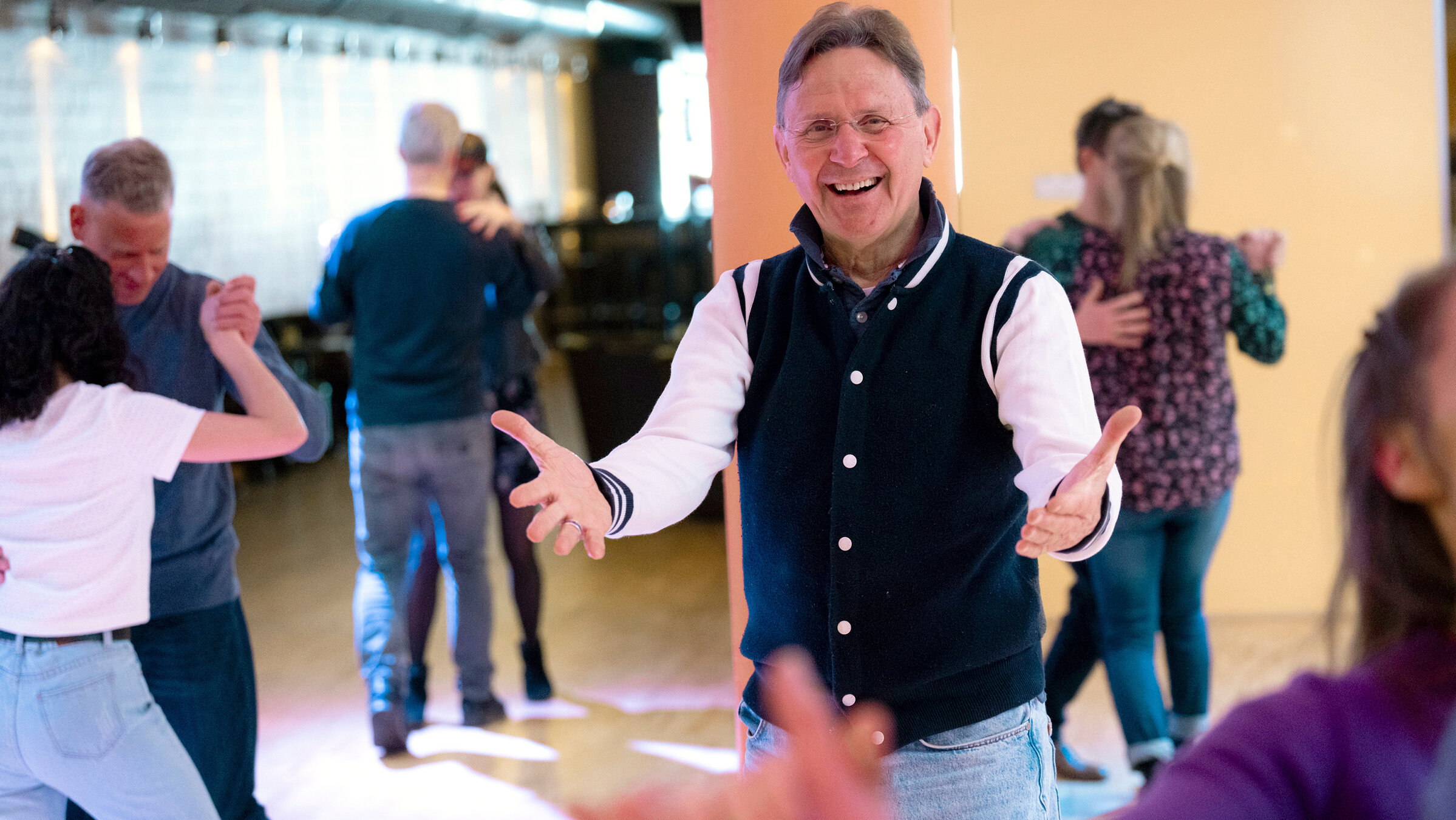 "Vom Glück zu tanzen": Tanzlehrer Georg Stallnik in der Tanzschule Stallnig-Nierhaus.