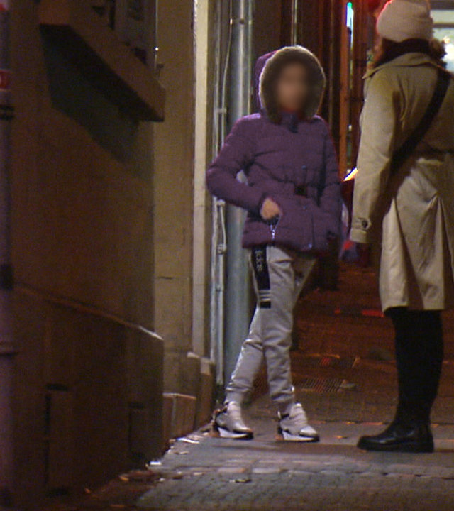 "37° Verratene Liebe - Die Masche der Loverboys": Zwei Frauen stehen sich auf einer Straße gegenüber. Die eine Frau steht mit dem Rücken zur Kamera. Sie reden miteinander. Es ist Abend.