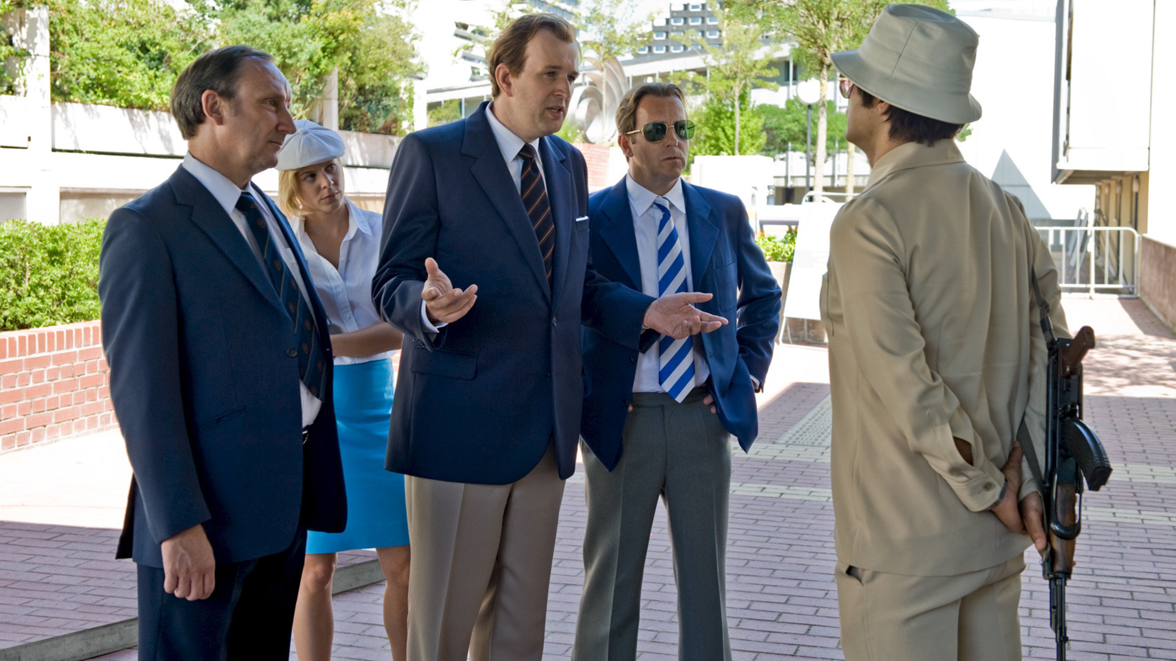 Bundesinnenminister Hans Dietrich Genscher (Stephan Grossmann, 3. v. l.), Sicherheitschef der Olympischen Spiele Bruno Merk (Rainer Bock, l.) und Polizeipräsident Dieter Waldner (Heino Ferch, 2. v. r.) verhandeln mit Unterstützung von Anna Gerbers (Bernadette Heerwagen, 2. v. l.) mit Issa - Lutif Affif (Shredi Jabarin, r.), dem Anführer der Terroristenvereinigung "Schwarzer September".