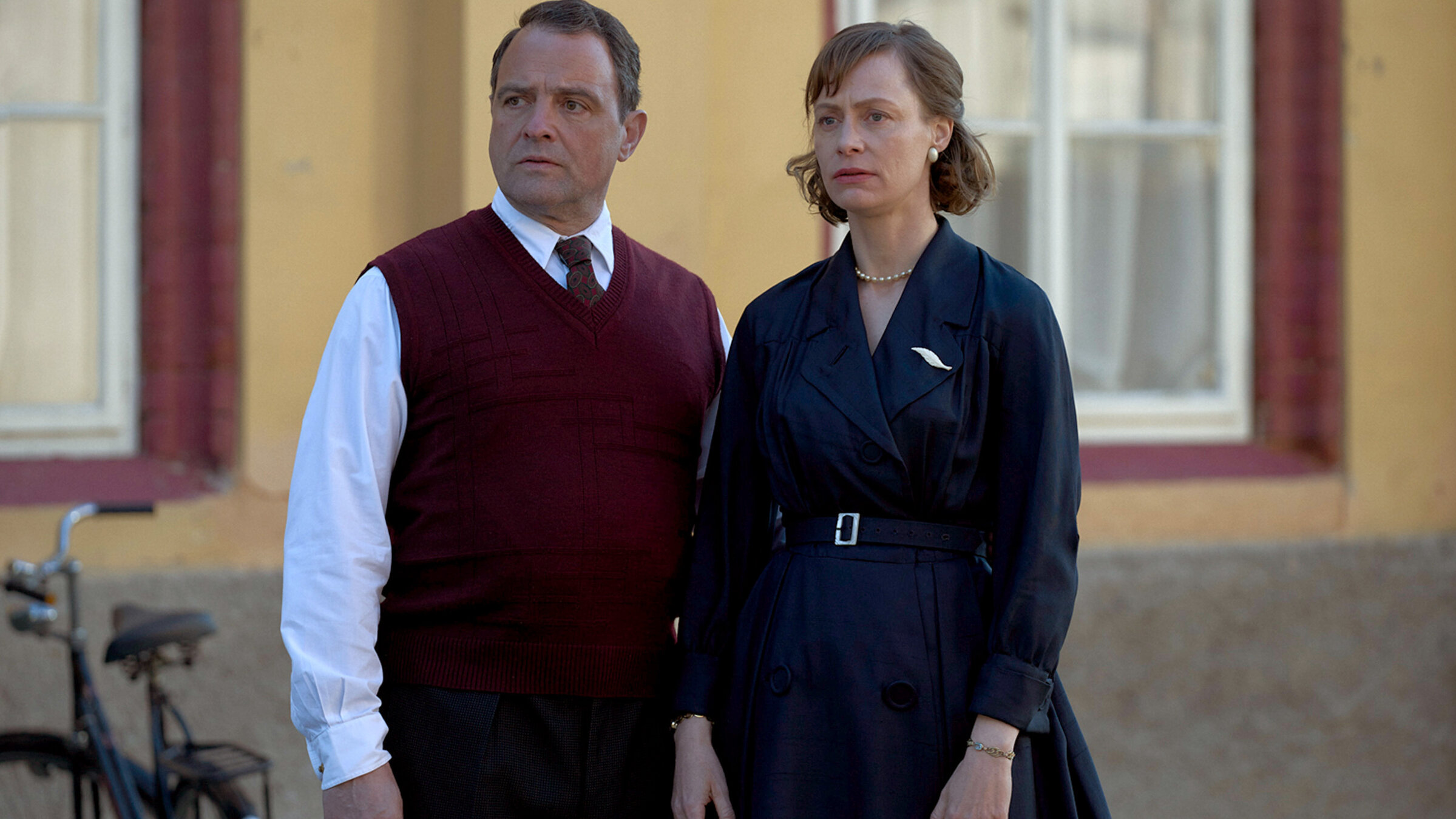 "Bonn - Alte Freunde, neue Feinde (6/6)": Gerd Schmidt (Jürgen Maurer, l.) und Else Schmidt (Katharina Marie Schubert, r.) schauen ihrer Tochter Toni nach.