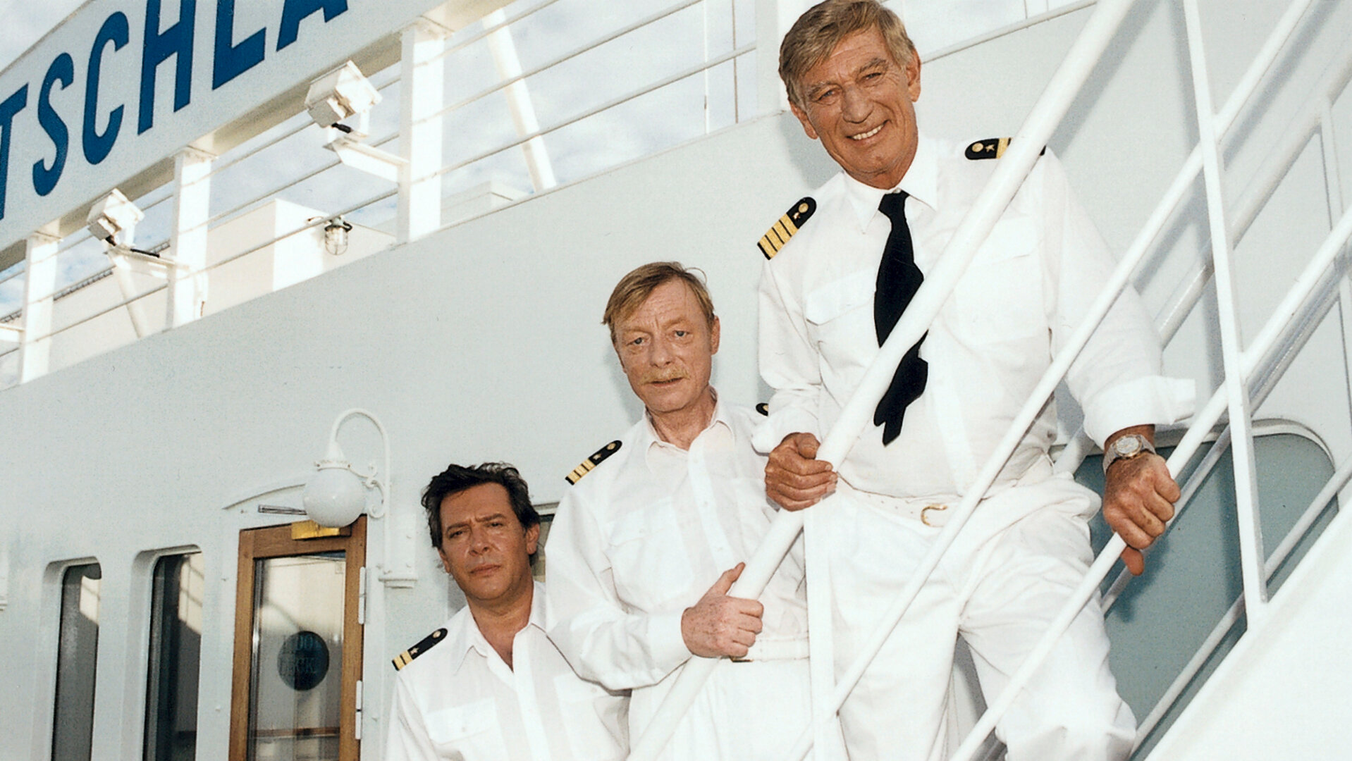 "Das Traumschiff: Australien": Kapitän Paulsen (Siegfried Rauch) steht zusammen mit Korthals (Otto Sander) und Beck (Jan Fedder) auf der Schiffsbrücke.